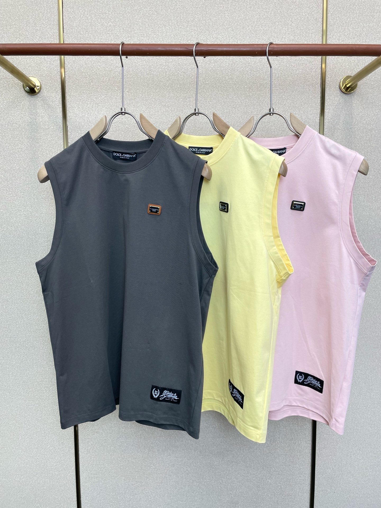 NO:919111,.Dolce&Gabbana’s new and original men’s casual vests are highly customized. High-end version. Fashionable and versatile imported fabrics. Super soft and delicate feel. Skin-friendly and comfortable to wear. High-end boutique. The upper body is finely made by the factory. It’s a must-have item for men. Three complete standards. Size S-XL,,Dolce&Gabbana,Dolce&Gabbana,19860909.Dolce&Gabbana杜嘉班纳砸锅卖铁都要上的新款新款原单男士休闲背心高端定制 高端版本 时尚百搭爆款进口面料 手感超柔软细腻 穿着亲肤舒适 高端精品 代工厂精细做上身非常赞 男士必备单品 三标齐全 码数S-XL,,Dolce&Gabbana,Dolce&Gabbana,,Men's clothing