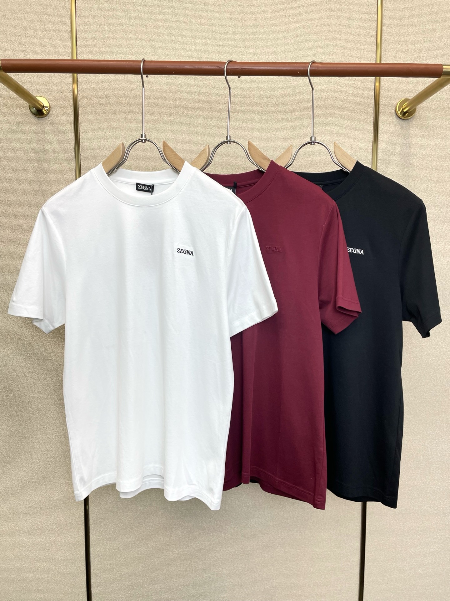 NO:919067,.ZEGNA is a must-have new model of original men's casual short-sleeves. High-end customization. High-end version. Fashionable and versatile imported fabrics. Super soft and delicate feel. Skin-friendly and comfortable to wear. High-end boutique. The upper body is finely made by the factory. It is a must-have item for men. Three complete standards. Size S-3XL, zegna, T-shirt,19860909.ZEGNA杰尼亚砸锅卖铁都要上的新款新款原单男士休闲短袖 高端定制 高端版本 时尚百搭爆款进口面料 手感超柔软细腻 穿着亲肤舒适 高端精品 代工厂精细做上身非常赞 男士必备单品 三标齐全 码数S-3XL,,zegna,T-shirt,,Men's clothing