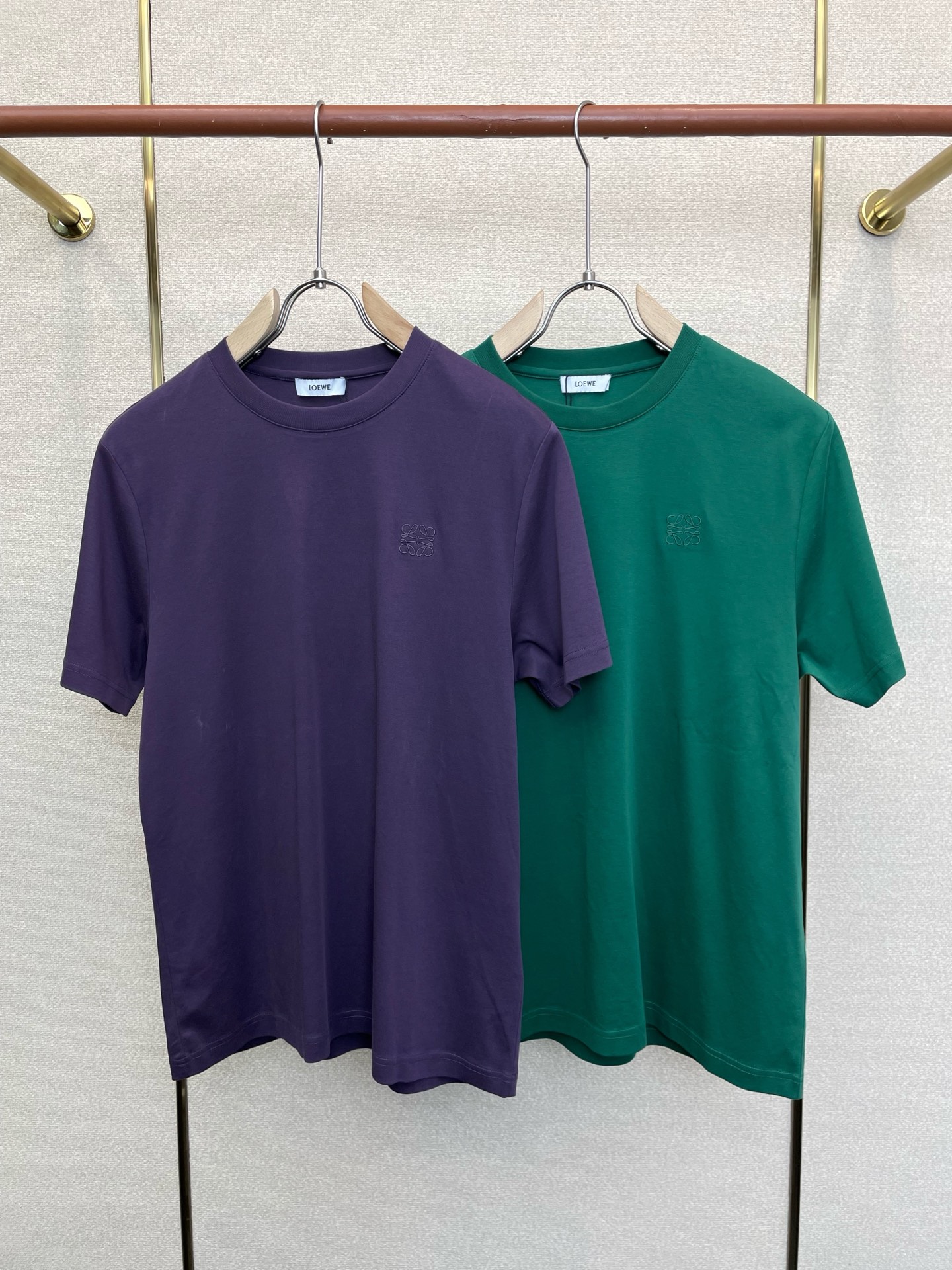 NO:919092,.LOEWE is a must-have new model of original men's casual short-sleeves. High-end customization. High-end version. Fashionable and versatile imported fabrics. Super soft and delicate feel. Skin-friendly and comfortable to wear. High-end boutique. The upper body is exquisitely made by the factory. Men's must-have items. Three standards are complete. Size S-3XL,,loewe,loewe,T-shirt,19860909.LOEWE罗意威砸锅卖铁都要上的新款新款原单男士休闲短袖 高端定制 高端版本 时尚百搭爆款进口面料 手感超柔软细腻 穿着亲肤舒适 高端精品 代工厂精细做上身非常赞 男士必备单品 三标齐全 码数S-3XL,,loewe,loewe,T-shirt,,Men's clothing
