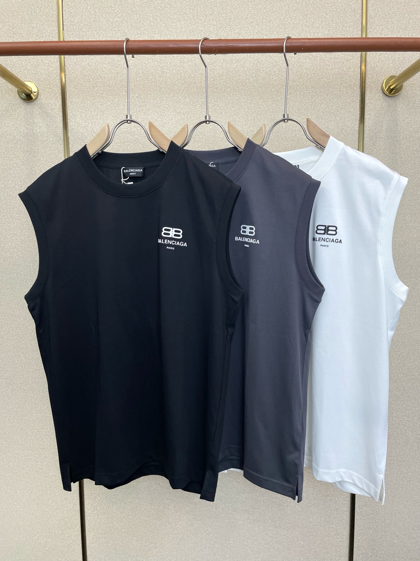 NO:919109,.Balenciaga's new and original men's casual vest is high-end customized. High-end version. Fashionable and versatile imported fabrics. Super soft and delicate feel. Skin-friendly and comfortable to wear. High-end boutique. The upper body is made with precision by the factory. It is a must-have item for men. Three standards are complete. Size S-3XL,,balenciaga,balenciaga,19860909.Balenciaga巴黎世家砸锅卖铁都要上的新款新款原单男士休闲背心高端定制 高端版本 时尚百搭爆款进口面料 手感超柔软细腻 穿着亲肤舒适 高端精品 代工厂精细做上身非常赞 男士必备单品 三标齐全 码数S-3XL,,balenciaga,balenciaga,,Men's clothing