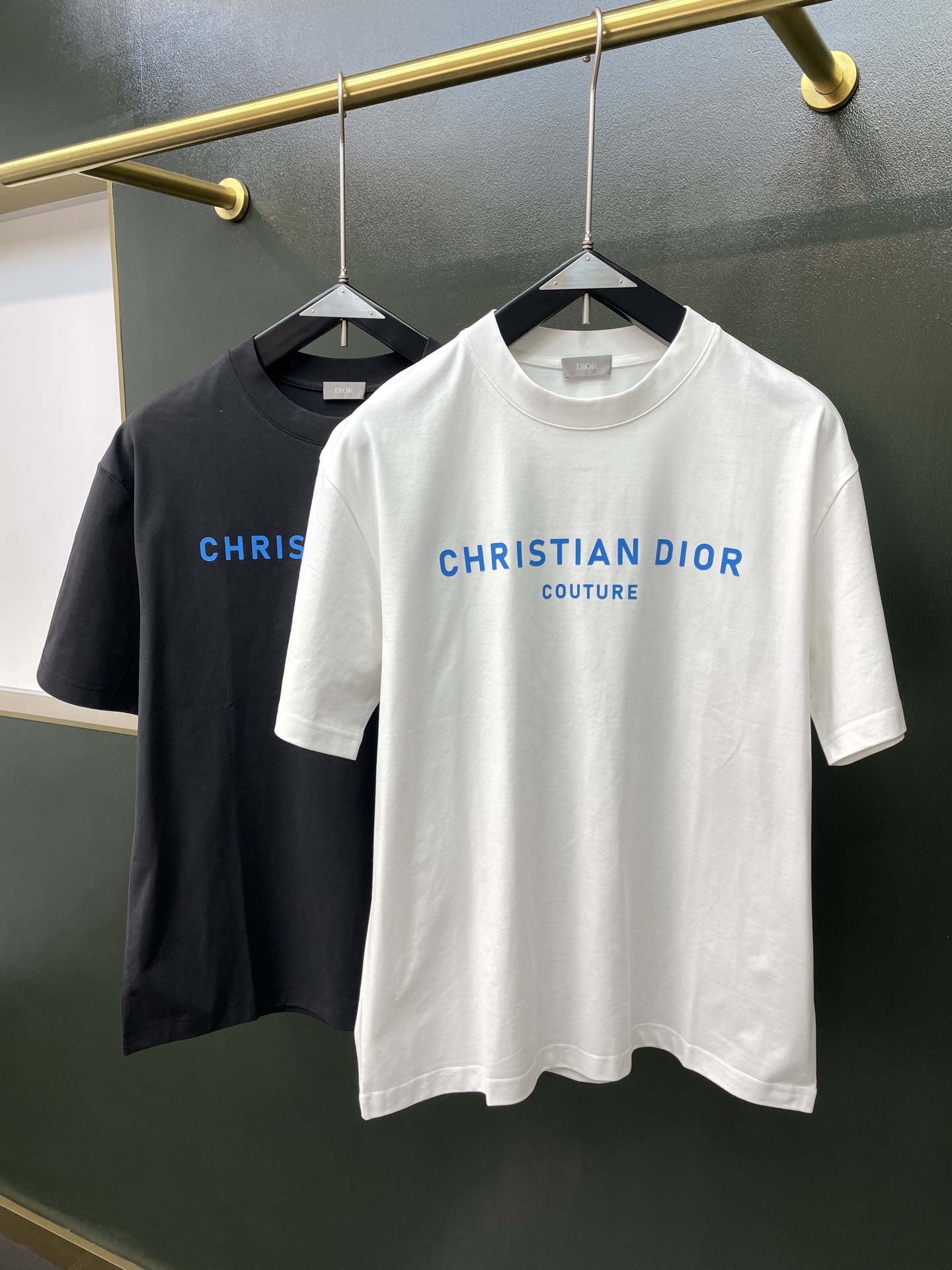 NO:915948,.Dior Dior exclusively provides new original men's casual short sleeves. High-end customization. High-end version. Fashionable and versatile imported fabrics. Super soft and delicate feel. Skin-friendly and comfortable to wear. High-end boutique. The upper body is exquisitely made by the factory. A must-have item for men. Complete with three standards. Size M-3XL, dior, dior, T-shirt,19860909.Dior迪奥独家专供新款原单男士休闲短袖 高端定制 高端版本 时尚百搭爆款进口面料 手感超柔软细腻 穿着亲肤舒适 高端精品 代工厂精细做上身非常赞 男士必备单品 三标齐全 码数M-3XL,,dior,dior,T-shirt,,Men's clothing