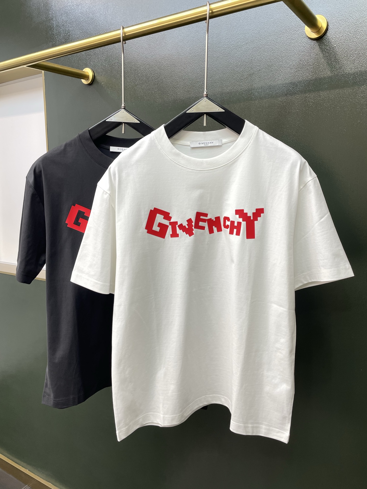 NO:915951,.Givenchy exclusively supplies new original men's casual short-sleeves, high-end customization, high-end version, fashionable and versatile imported fabrics, super soft and delicate to the touch, skin-friendly and comfortable to wear, high-end boutique, the upper body is exquisitely made by the factory, a must-have item for men, complete with three standards, size M-3XL,,givenchy,givenchy,T-shirt,19860909.Givenchy纪梵希独家专供新款原单男士休闲短袖 高端定制 高端版本 时尚百搭爆款进口面料 手感超柔软细腻 穿着亲肤舒适 高端精品 代工厂精细做上身非常赞 男士必备单品 三标齐全 码数M-3XL,,givenchy,givenchy,T-shirt,,Men's clothing
