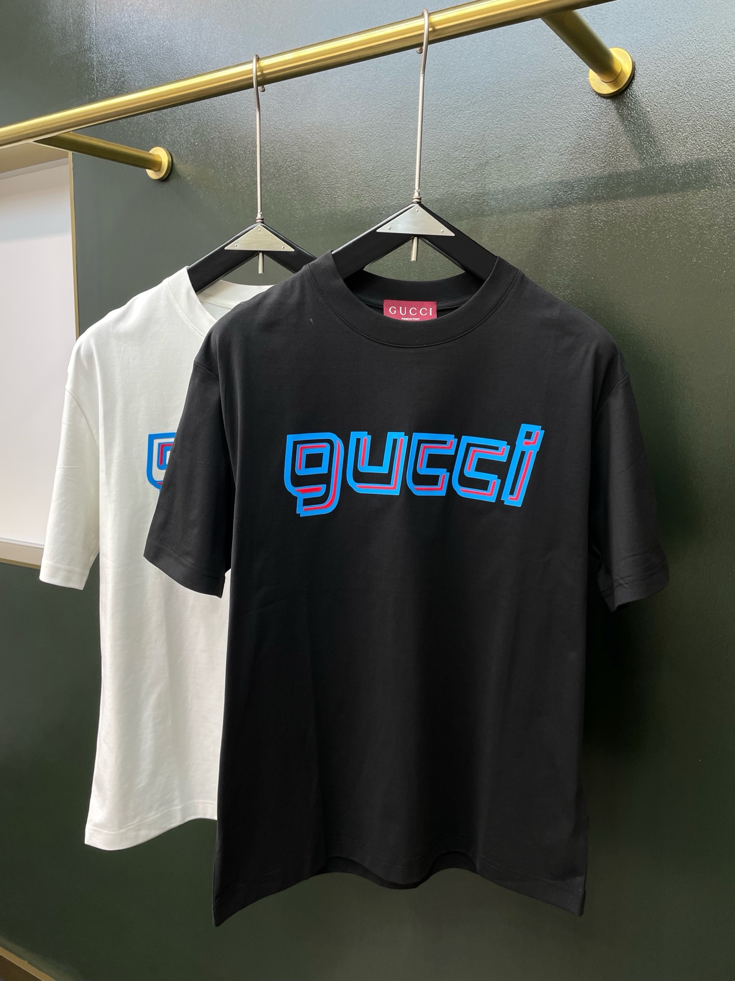 NO:915954,.Gucci Gucci exclusively provides new original men's casual short sleeves. High-end customization. High-end version. Fashionable and versatile imported fabrics. Super soft and delicate feel. Skin-friendly and comfortable to wear. High-end boutique. The upper body is exquisitely made by the factory. A must-have item for men. Complete with three standards. Size M-3XL,,gucci,gucci,T-shirt,19860909.Gucci古驰独家专供新款原单男士休闲短袖 高端定制 高端版本 时尚百搭爆款进口面料 手感超柔软细腻 穿着亲肤舒适 高端精品 代工厂精细做上身非常赞 男士必备单品 三标齐全 码数M-3XL,,gucci,gucci,T-shirt,,Men's clothing