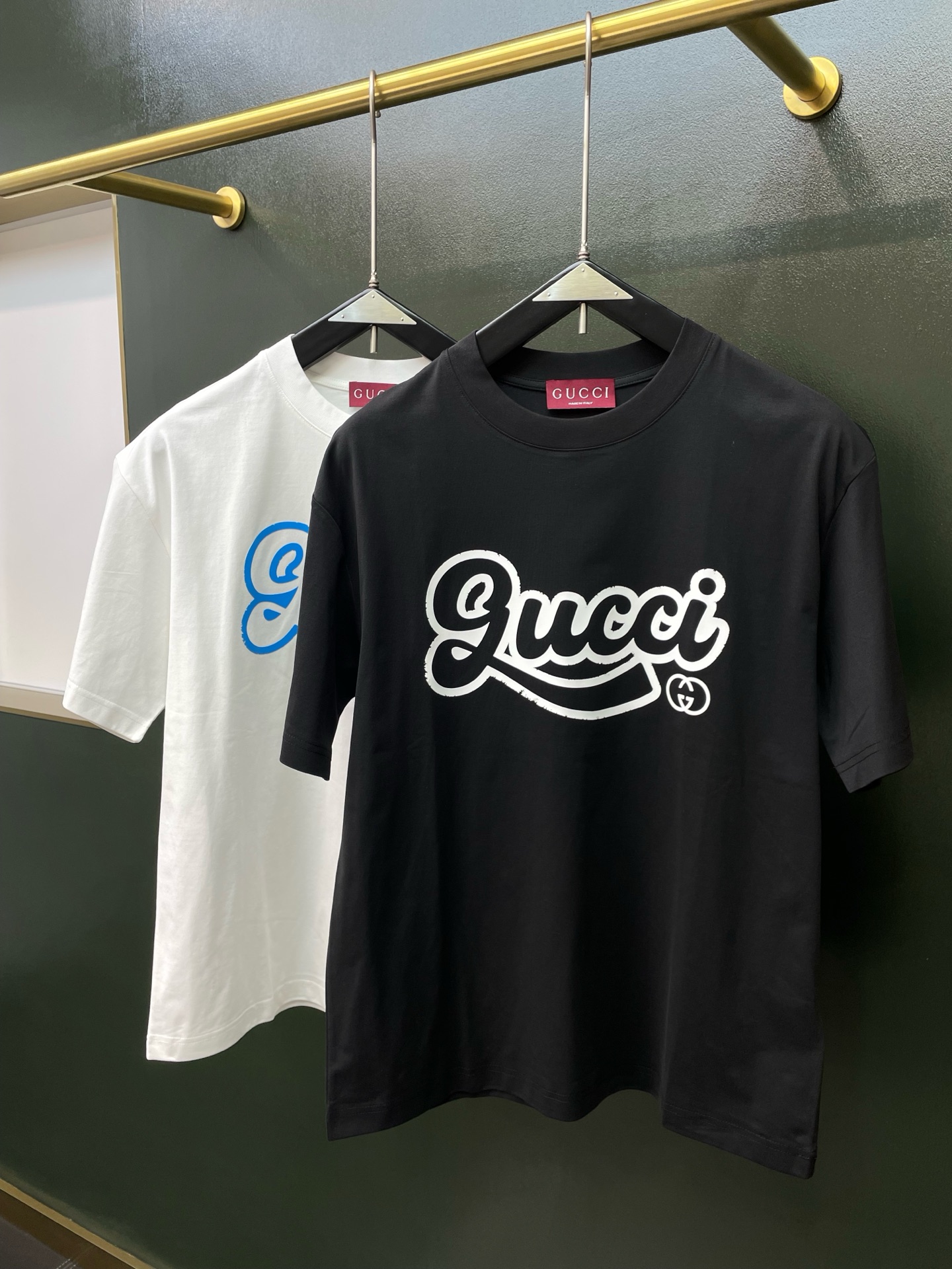 NO:915960,.Gucci Gucci exclusively provides new original men's casual short sleeves. High-end customization. High-end version. Fashionable and versatile imported fabrics. Super soft and delicate feel. Skin-friendly and comfortable to wear. High-end boutique. The upper body is exquisitely made by the factory. A must-have item for men. Three complete standards. Size M-3XL,,gucci,gucci,T-shirt,19860909.Gucci古驰独家专供新款原单男士休闲短袖 高端定制 高端版本 时尚百搭爆款进口面料 手感超柔软细腻 穿着亲肤舒适 高端精品 代工厂精细做上身非常赞 男士必备单品 三标齐全 码数M-3XL,,gucci,gucci,T-shirt,,Men's clothing