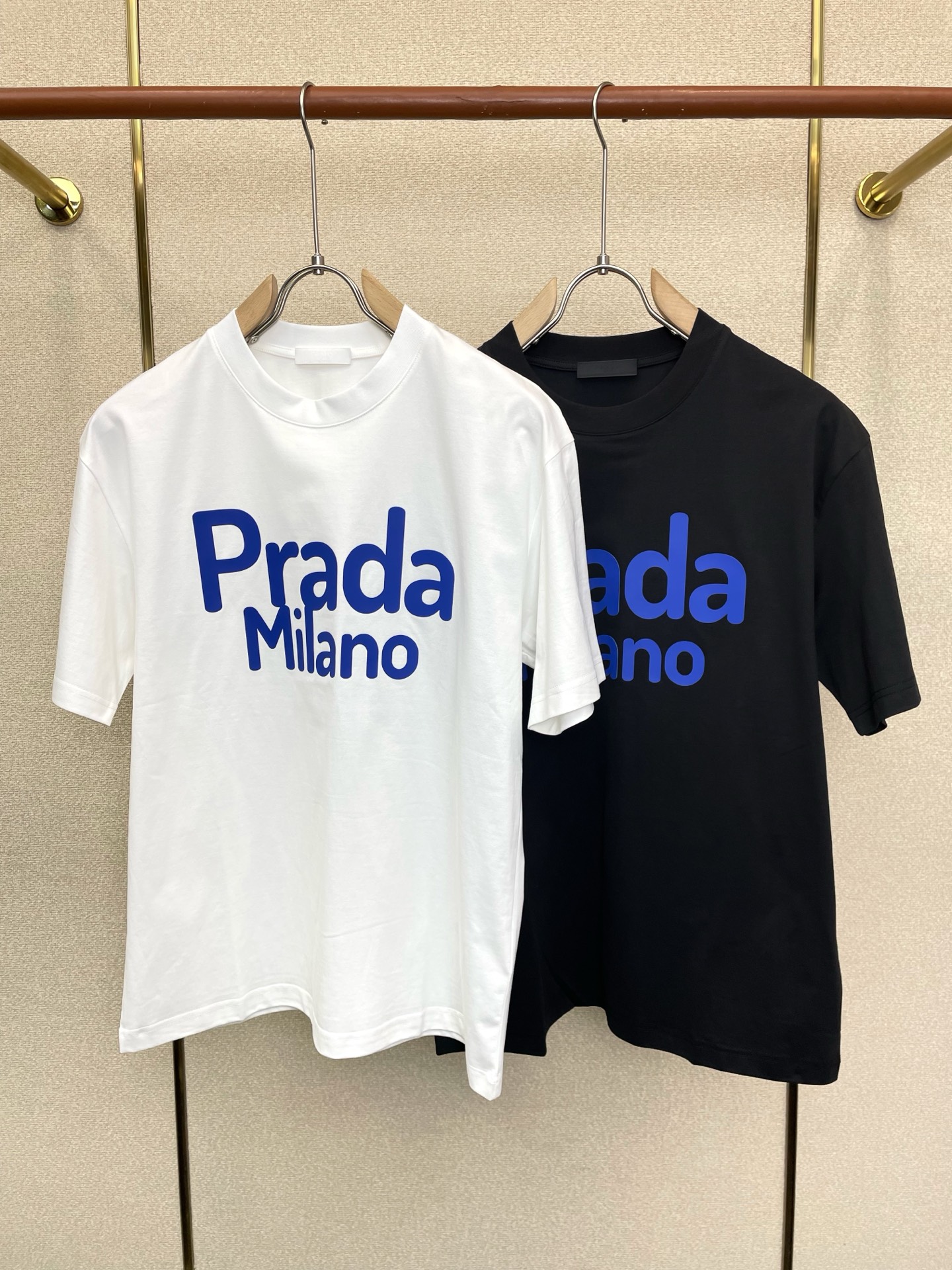 NO:919070,.Prada’s new and popular men’s casual short-sleeved original model, high-end customization, high-end version, fashionable and versatile, popular imported fabrics, super soft and delicate to the touch, skin-friendly and comfortable to wear, high-end boutique, exquisite upper body made by the factory, very good, a must-have item for men, complete with three standards, size M-3XL,, prada, prada, T-shirt,19860909.Prada普拉达砸锅卖铁都要上的新款新款原单男士休闲短袖 高端定制 高端版本 时尚百搭爆款进口面料 手感超柔软细腻 穿着亲肤舒适 高端精品 代工厂精细做上身非常赞 男士必备单品 三标齐全 码数M-3XL,,prada,prada,T-shirt,,Men's clothing
