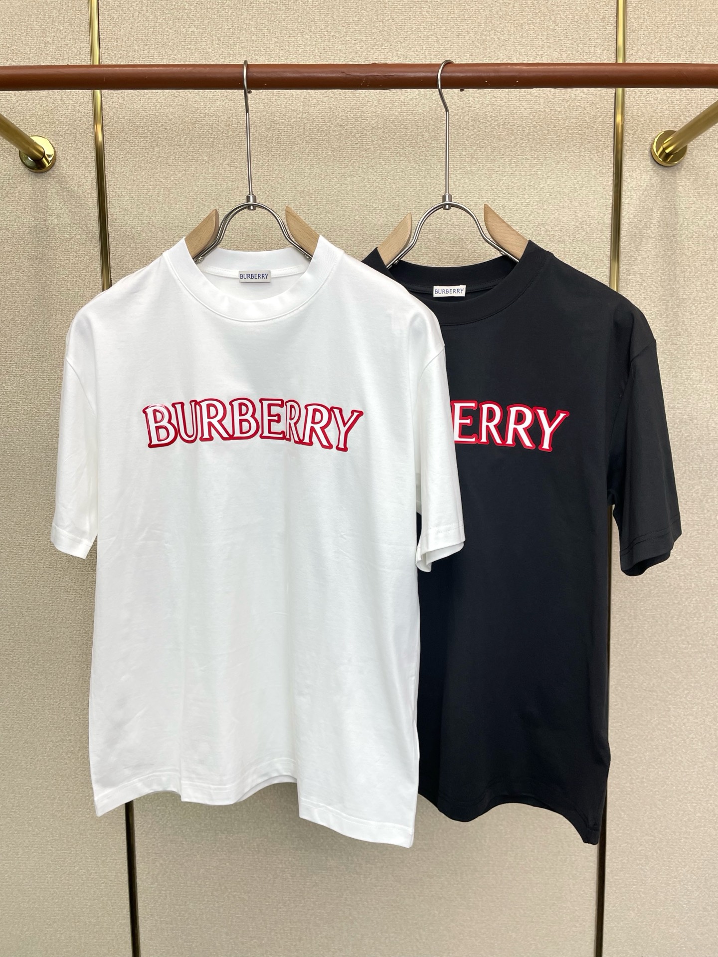NO:919093,.Burberry's new and popular original men's casual short-sleeves, high-end customization, high-end version, fashionable and versatile imported fabrics, super soft and delicate to the touch, skin-friendly and comfortable to wear, high-end boutique, the upper body is exquisitely made by the factory, a must-have item for men, complete with three standards, size M-3XL,, burberry, burberry, T-shirt,19860909.Burberry巴宝莉砸锅卖铁都要上的新款新款原单男士休闲短袖 高端定制 高端版本 时尚百搭爆款进口面料 手感超柔软细腻 穿着亲肤舒适 高端精品 代工厂精细做上身非常赞 男士必备单品 三标齐全 码数M-3XL,,burberry,burberry,T-shirt,,Men's clothing