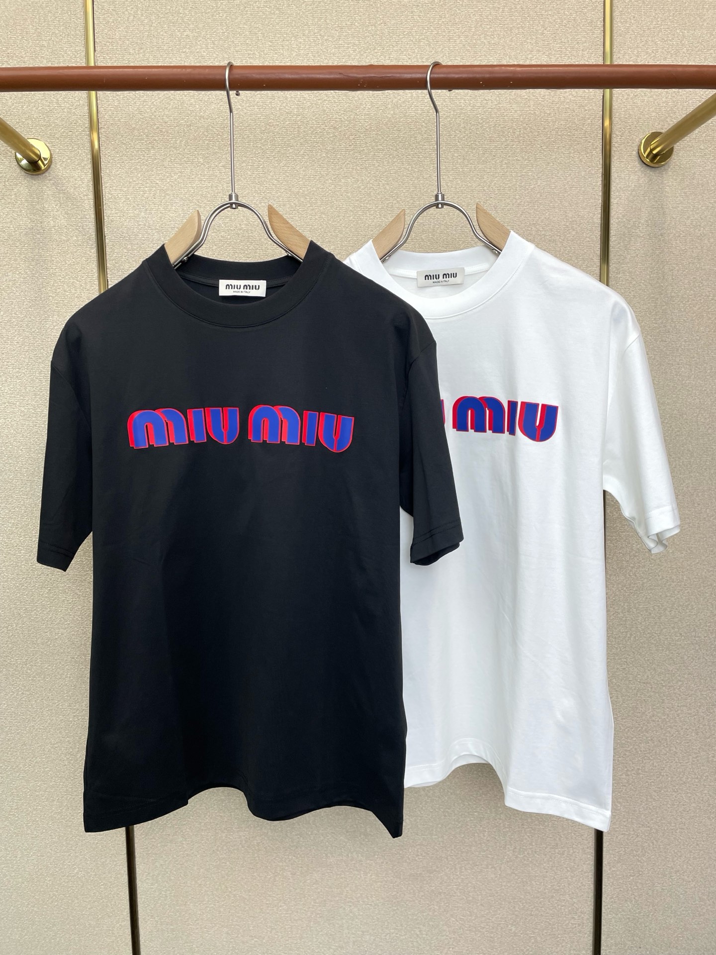 NO:919077,.Miumiu is a must-have new model of original men's casual short-sleeves. High-end customization. High-end version. Fashionable and versatile imported fabrics. Super soft and delicate feel. Skin-friendly and comfortable to wear. High-end boutique. The upper body is exquisitely made by the factory. A must-have item for men. Three complete standards. Size M-3XL,,miumiu,T-shirt,19860909.Miumiu谬谬砸锅卖铁都要上的新款新款原单男士休闲短袖 高端定制 高端版本 时尚百搭爆款进口面料 手感超柔软细腻 穿着亲肤舒适 高端精品 代工厂精细做上身非常赞 男士必备单品 三标齐全 码数M-3XL,,miumiu,T-shirt,,Men's clothing