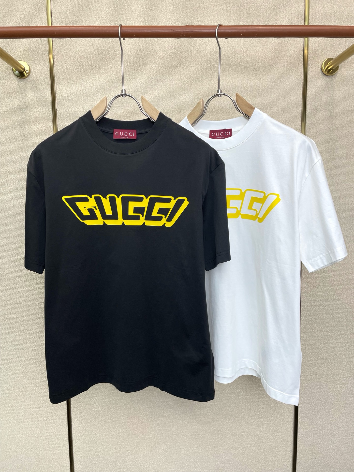 NO:919088,.Gucci Gucci's new and popular men's casual short-sleeved original items, high-end customization, high-end version, fashionable and versatile imported fabrics, super soft and delicate to the touch, skin-friendly and comfortable to wear, high-end boutique, the upper body is exquisitely made by the OEM, a must-have item for men, complete with three standards, size M-3XL,, gucci, gucci, T-shirt,19860909.Gucci古驰砸锅卖铁都要上的新款新款原单男士休闲短袖 高端定制 高端版本 时尚百搭爆款进口面料 手感超柔软细腻 穿着亲肤舒适 高端精品 代工厂精细做上身非常赞 男士必备单品 三标齐全 码数M-3XL,,gucci,gucci,T-shirt,,Men's clothing