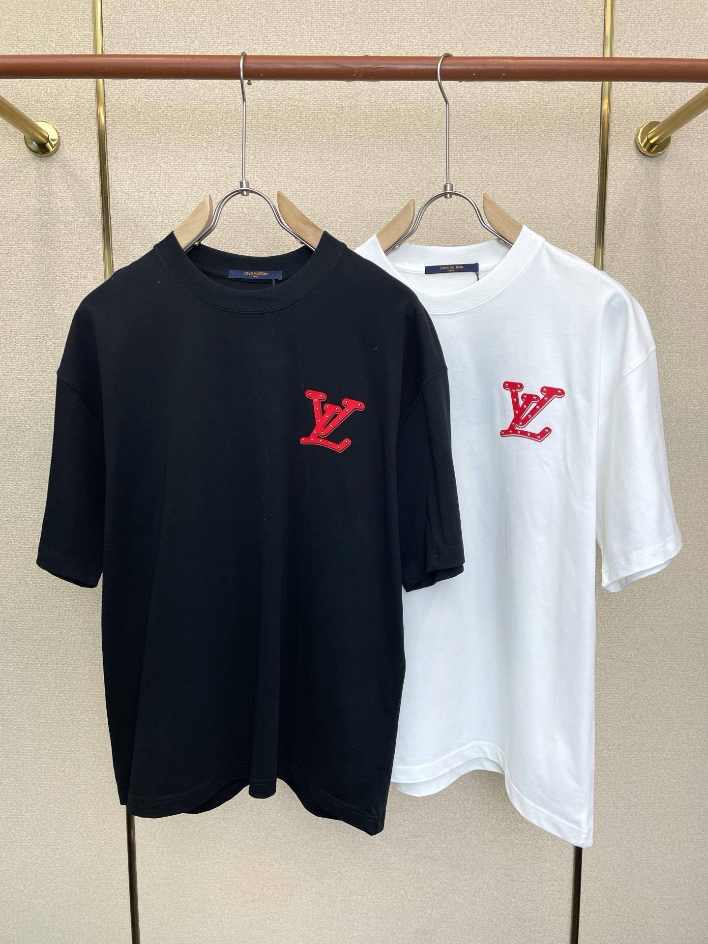 NO:919073,.Louis Vuitton is a must-have new model. Original men's casual short-sleeves. High-end customization. High-end version. Fashionable and versatile imported fabrics. Super soft and delicate feel. Skin-friendly and comfortable to wear. High-end boutique. The upper body is exquisitely made by the factory. Men's must-have items. Three labels are complete. Size S-2XL, Louis Vuitton, Louis Vuitton, T-shirt,19860909.Louis Vuitton路易威登砸锅卖铁都要上的新款新款原单男士休闲短袖 高端定制 高端版本 时尚百搭爆款进口面料 手感超柔软细腻 穿着亲肤舒适 高端精品 代工厂精细做上身非常赞 男士必备单品 三标齐全 码数S-2XL,,louis vuitton,louis vuitton,T-shirt,,Men's clothing