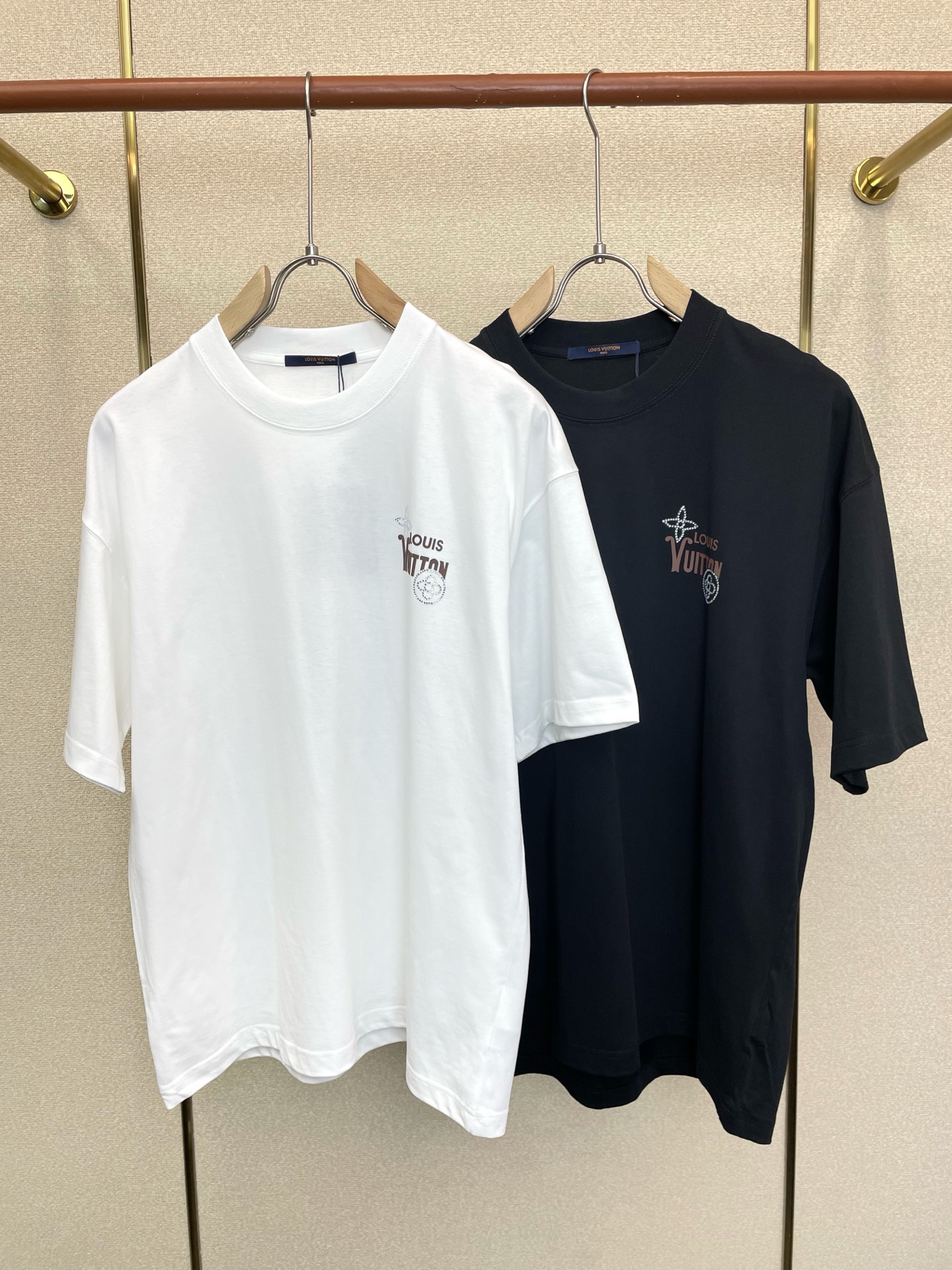 NO:929078,.Louis Vuitton is a must-have new model. Original men's casual short-sleeves. High-end customization. High-end version. Fashionable and versatile imported fabrics. Super soft and delicate feel. Skin-friendly and comfortable to wear. High-end boutique. The upper body is exquisitely made by the factory. Men's must-have items. Three labels are complete. Size S-2XL, Louis Vuitton, Louis Vuitton, T-shirt,19860909.Louis Vuitton路易威登砸锅卖铁都要上的新款新款原单男士休闲短袖 高端定制 高端版本 时尚百搭爆款进口面料 手感超柔软细腻 穿着亲肤舒适 高端精品 代工厂精细做上身非常赞 男士必备单品 三标齐全 码数S-2XL,,louis vuitton,louis vuitton,T-shirt,,Men's clothing