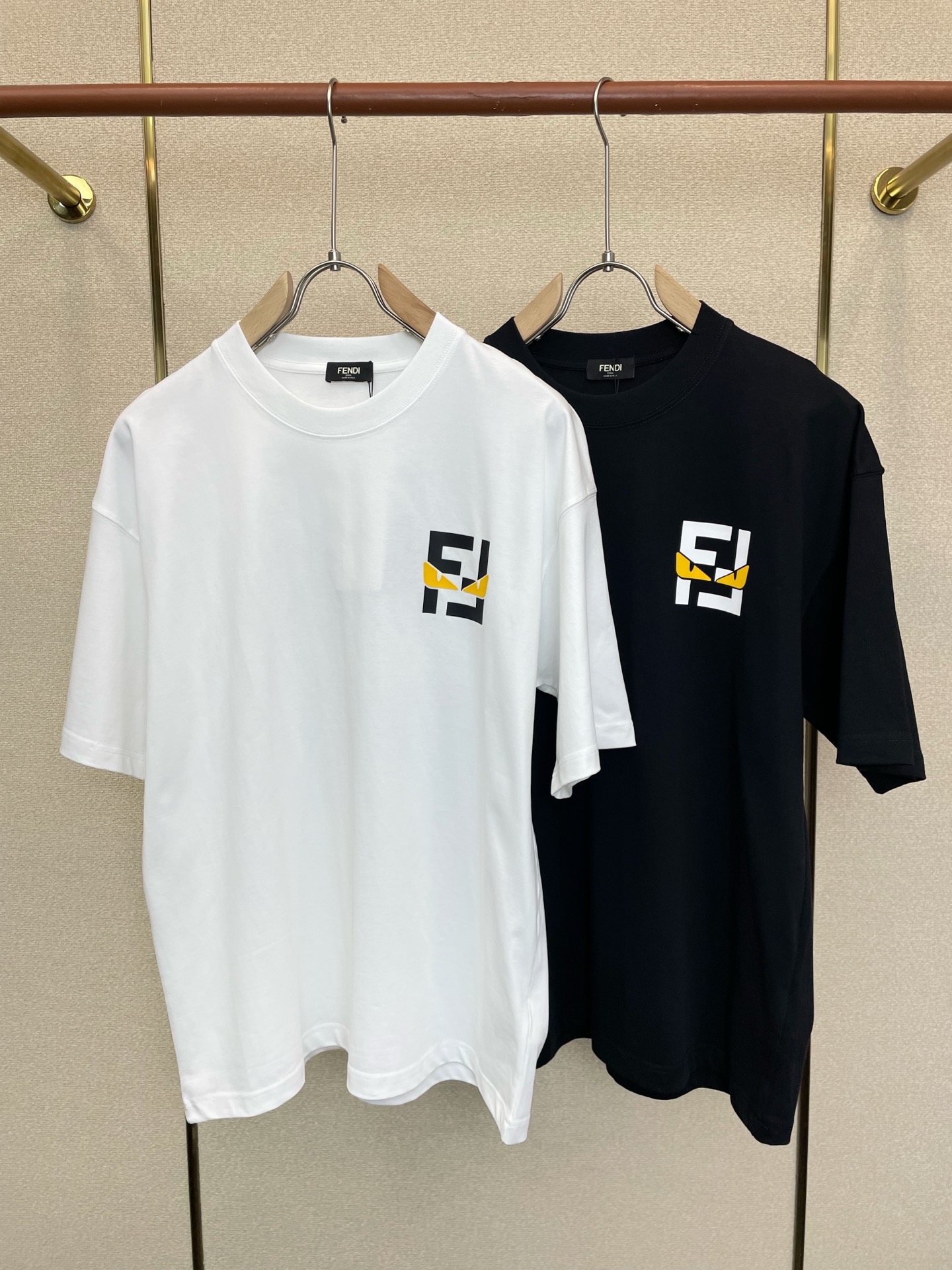 NO:919095,.FENDI Fendi’s new and popular new style original men’s casual short-sleeves. High-end customization. High-end version. Fashionable and versatile imported fabrics. Super soft and delicate feel. Skin-friendly and comfortable to wear. High-end boutique. The upper body is exquisitely made by the factory. A must-have item for men. Three complete standards. Size S-2XL,,fendi,fendi,T-shirt,19860909.FENDI芬迪砸锅卖铁都要上的新款新款原单男士休闲短袖 高端定制 高端版本 时尚百搭爆款进口面料 手感超柔软细腻 穿着亲肤舒适 高端精品 代工厂精细做上身非常赞 男士必备单品 三标齐全 码数S-2XL,,fendi,fendi,T-shirt,,Men's clothing