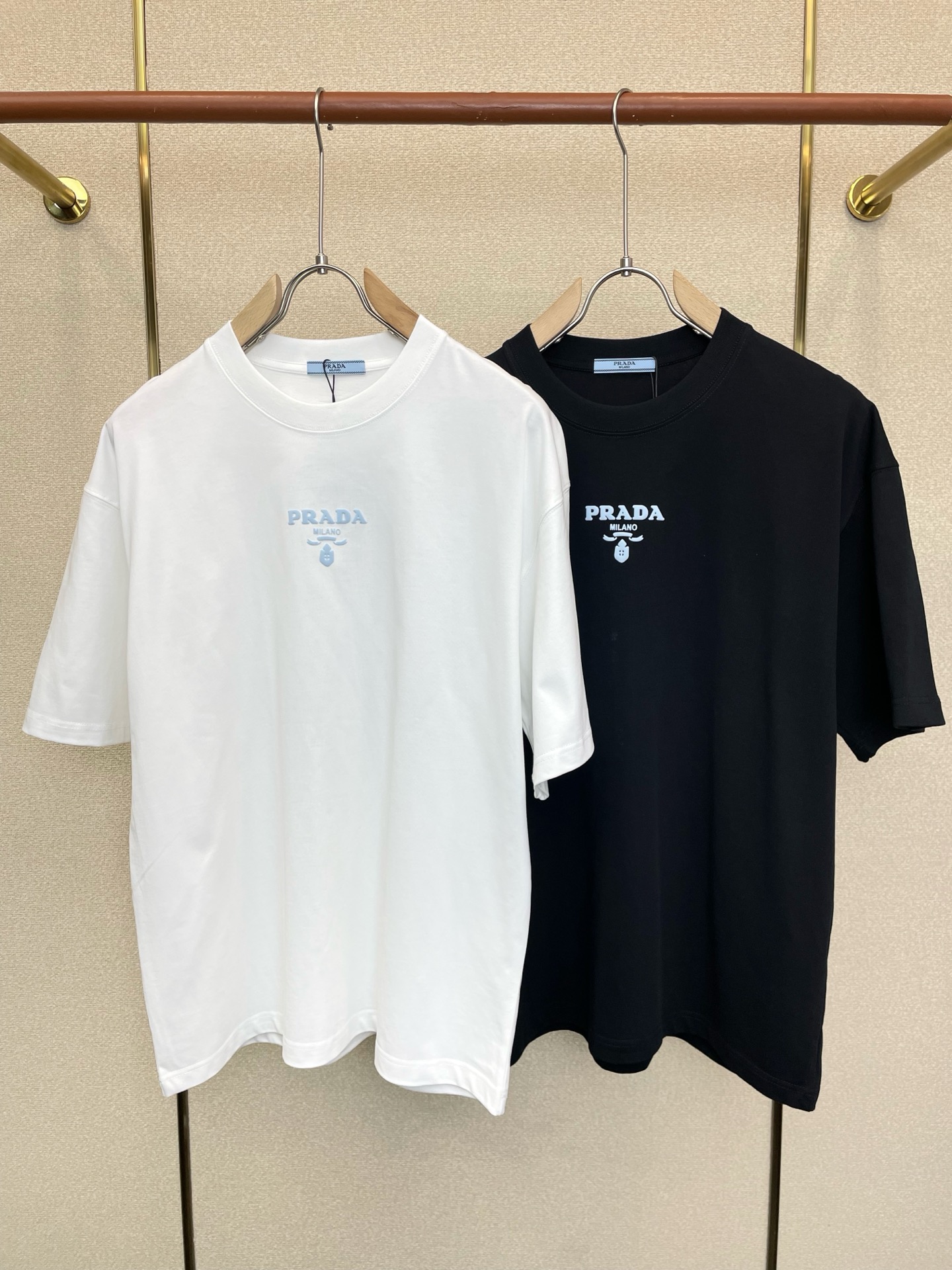 NO:914705,.Prada exclusively supplies new original men's casual short-sleeves. High-end customization. High-end version. Fashionable and versatile imported fabrics. Super soft and delicate feel. Skin-friendly and comfortable to wear. High-end boutique. The upper body is exquisitely made by the factory. A must-have item for men. Three complete standards. Size S-2XL, prada, prada, T-shirt,19860909.Prada普拉达独家专供新款原单男士休闲短袖 高端定制 高端版本 时尚百搭爆款进口面料 手感超柔软细腻 穿着亲肤舒适 高端精品 代工厂精细做上身非常赞 男士必备单品 三标齐全 码数S-2XL,,prada,prada,T-shirt,,Men's clothing