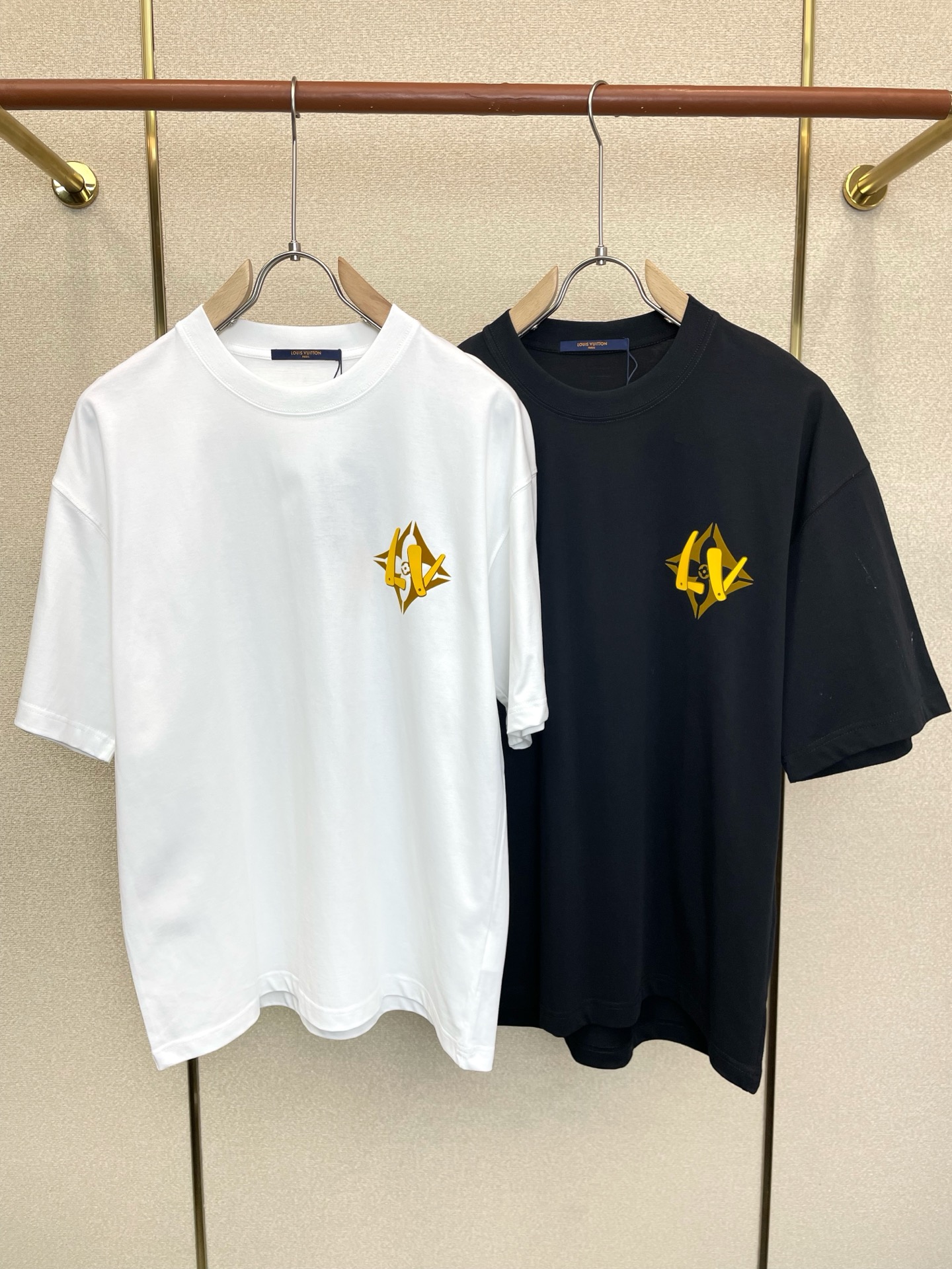 NO:913233,.Louis Vuitton Louis Vuitton exclusively provides new original men's casual short sleeves. High-end customization. High-end version. Fashionable and versatile imported fabrics. Super soft and delicate feel. Skin-friendly and comfortable to wear. High-end boutique. The upper body is exquisitely made by the factory. A must-have item for men. Three complete standards. Size S-2XL,,louis vuitton,louis vuitton,T-shirt,19860909.Louis Vuitton路易威登独家专供新款原单男士休闲短袖 高端定制 高端版本 时尚百搭爆款进口面料 手感超柔软细腻 穿着亲肤舒适 高端精品 代工厂精细做上身非常赞 男士必备单品 三标齐全 码数S-2XL,,louis vuitton,louis vuitton,T-shirt,,Men's clothing