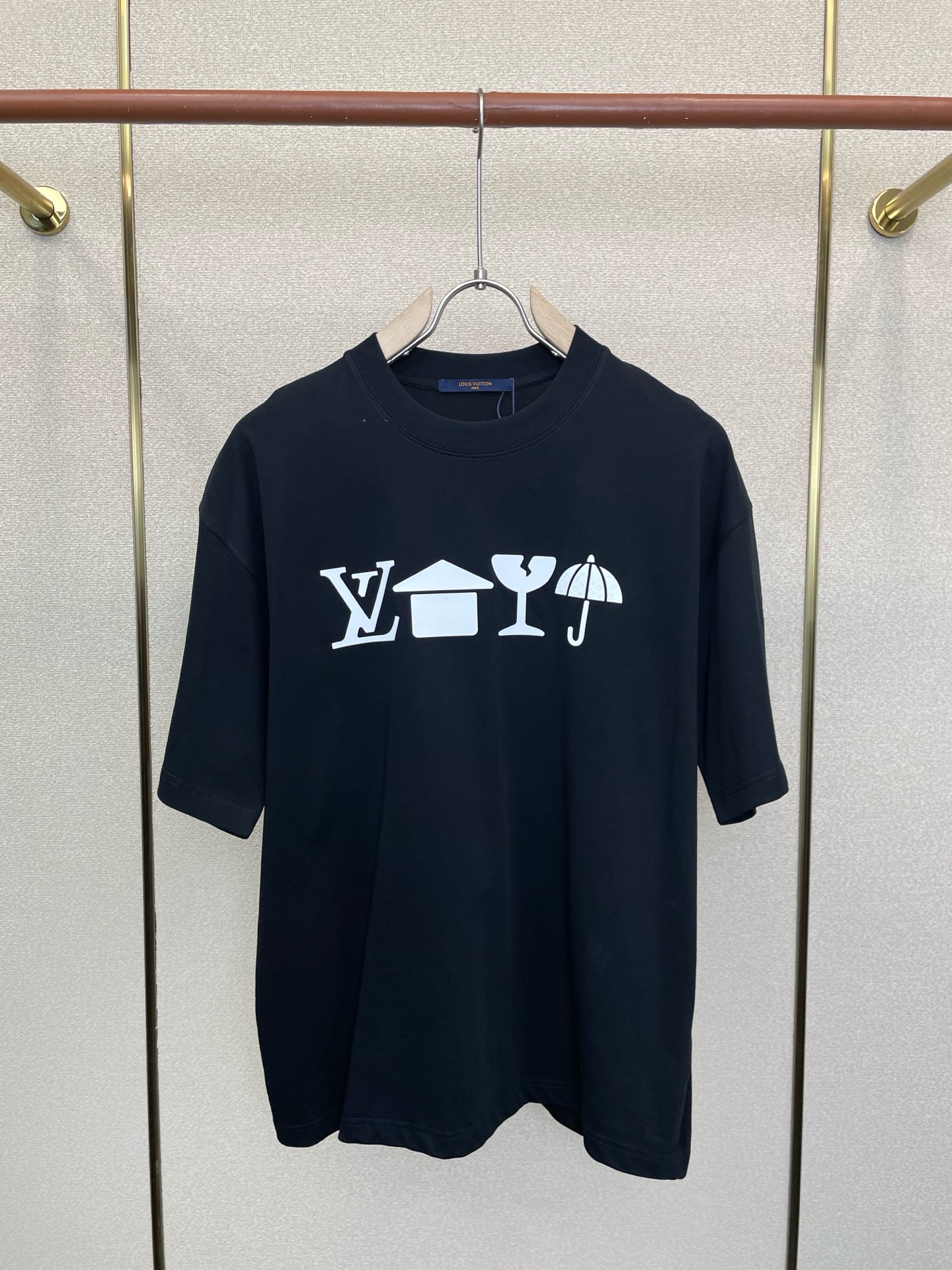NO:919091,.Louis Vuitton is a must-have new model. Original men's casual short-sleeves. High-end customization. High-end version. Fashionable and versatile imported fabrics. Super soft and delicate feel. Skin-friendly and comfortable to wear. High-end boutique. The upper body is exquisitely made by the factory. Men's must-have items. Three labels are complete. Size S-2XL, Louis Vuitton, Louis Vuitton, T-shirt,19860909.Louis Vuitton路易威登砸锅卖铁都要上的新款新款原单男士休闲短袖 高端定制 高端版本 时尚百搭爆款进口面料 手感超柔软细腻 穿着亲肤舒适 高端精品 代工厂精细做上身非常赞 男士必备单品 三标齐全 码数S-2XL,,louis vuitton,louis vuitton,T-shirt,,Men's clothing