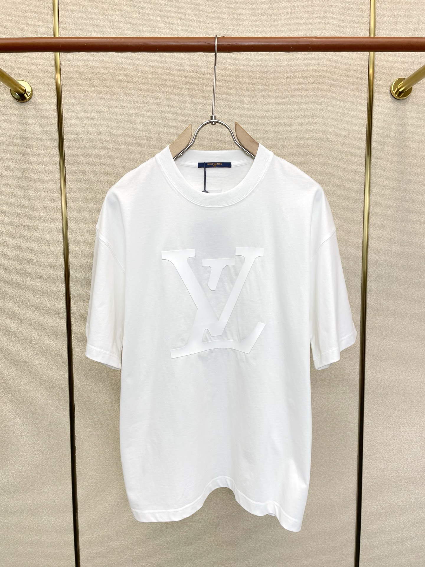 NO:914686,.Louis Vuitton Louis Vuitton exclusively provides new original men's casual short sleeves. High-end customization. High-end version. Fashionable and versatile imported fabrics. Super soft and delicate feel. Skin-friendly and comfortable to wear. High-end boutique. The upper body is exquisitely made by the factory. A must-have item for men. Three complete standards. Size S-2XL,,louis vuitton,louis vuitton,T-shirt,19860909.Louis Vuitton路易威登独家专供新款原单男士休闲短袖 高端定制 高端版本 时尚百搭爆款进口面料 手感超柔软细腻 穿着亲肤舒适 高端精品 代工厂精细做上身非常赞 男士必备单品 三标齐全 码数S-2XL,,louis vuitton,louis vuitton,T-shirt,,Men's clothing