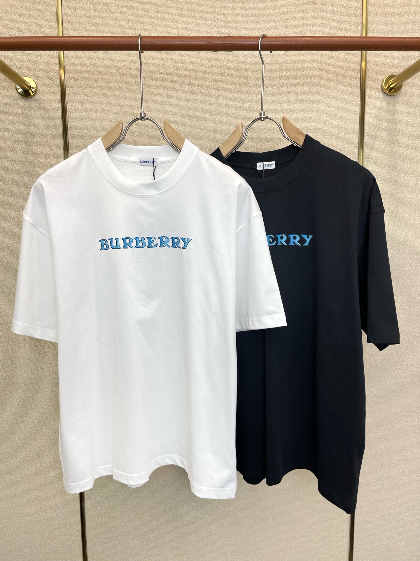 NO:919076,.Burberry's new and popular original men's casual short-sleeved short sleeves. High-end customization. High-end version. Fashionable and versatile imported fabrics. Super soft and delicate feel. Skin-friendly and comfortable to wear. High-end boutique. The upper body is finely made by the factory. It is a must-have item for men. Three complete standards. Size S-2XL,,burberry,burberry,T-shirt,19860909.Burberry巴宝莉砸锅卖铁都要上的新款新款原单男士休闲短袖 高端定制 高端版本 时尚百搭爆款进口面料 手感超柔软细腻 穿着亲肤舒适 高端精品 代工厂精细做上身非常赞 男士必备单品 三标齐全 码数S-2XL,,burberry,burberry,T-shirt,,Men's clothing