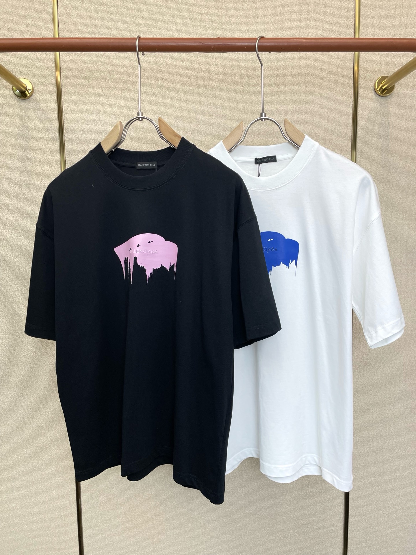 NO:914695,.Balenciaga exclusively supplies new original men's casual short sleeves. High-end customization. High-end version. Fashionable and versatile imported fabrics. Super soft and delicate feel. Skin-friendly and comfortable to wear. High-end boutique. The upper body is exquisitely made by the factory. A must-have item for men. Three standards are complete. Size S-2XL,,balenciaga,balenciaga,T-shirt,19860909.Balenciaga巴黎世家独家专供新款原单男士休闲短袖 高端定制 高端版本 时尚百搭爆款进口面料 手感超柔软细腻 穿着亲肤舒适 高端精品 代工厂精细做上身非常赞 男士必备单品 三标齐全 码数S-2XL,,balenciaga,balenciaga,T-shirt,,Men's clothing