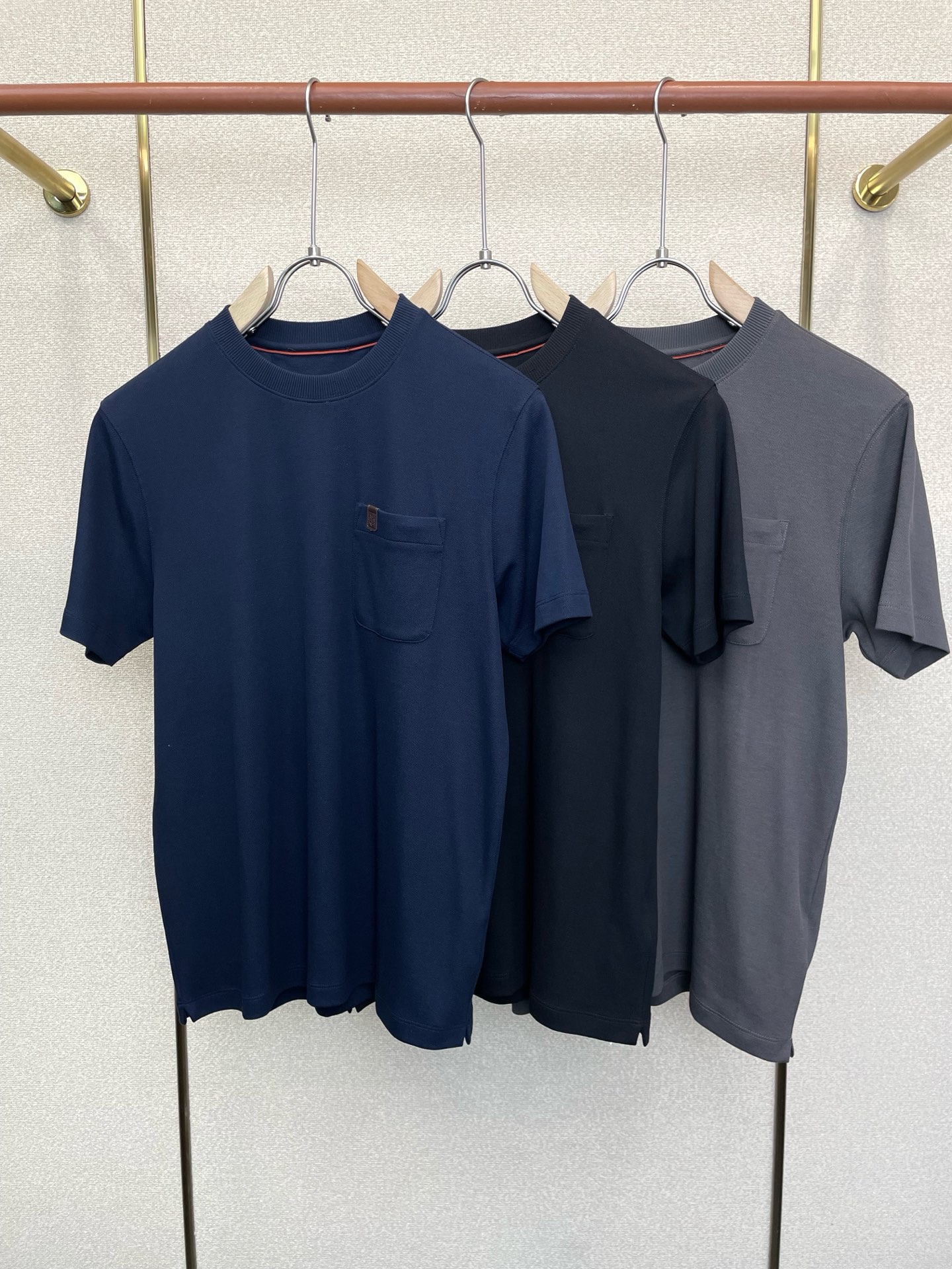 NO:919097,.LP-Loro Piana is a must-have new model. Original men's casual short-sleeved. High-end customization. High-end version. Fashionable and versatile imported fabrics. Super soft and delicate feel. Skin-friendly and comfortable to wear. High-end boutique. The upper body is finely made by the factory. It is a must-have item for men. Three standards are complete. Size M-4XL,, loro piana, loro piana, T-shirt,19860909.LP-Loro Piana诺悠翩雅砸锅卖铁都要上的新款新款原单男士休闲短袖 高端定制 高端版本 时尚百搭爆款进口面料 手感超柔软细腻 穿着亲肤舒适 高端精品 代工厂精细做上身非常赞 男士必备单品 三标齐全 码数M-4XL,,loro piana,loro piana,T-shirt,,Men's clothing