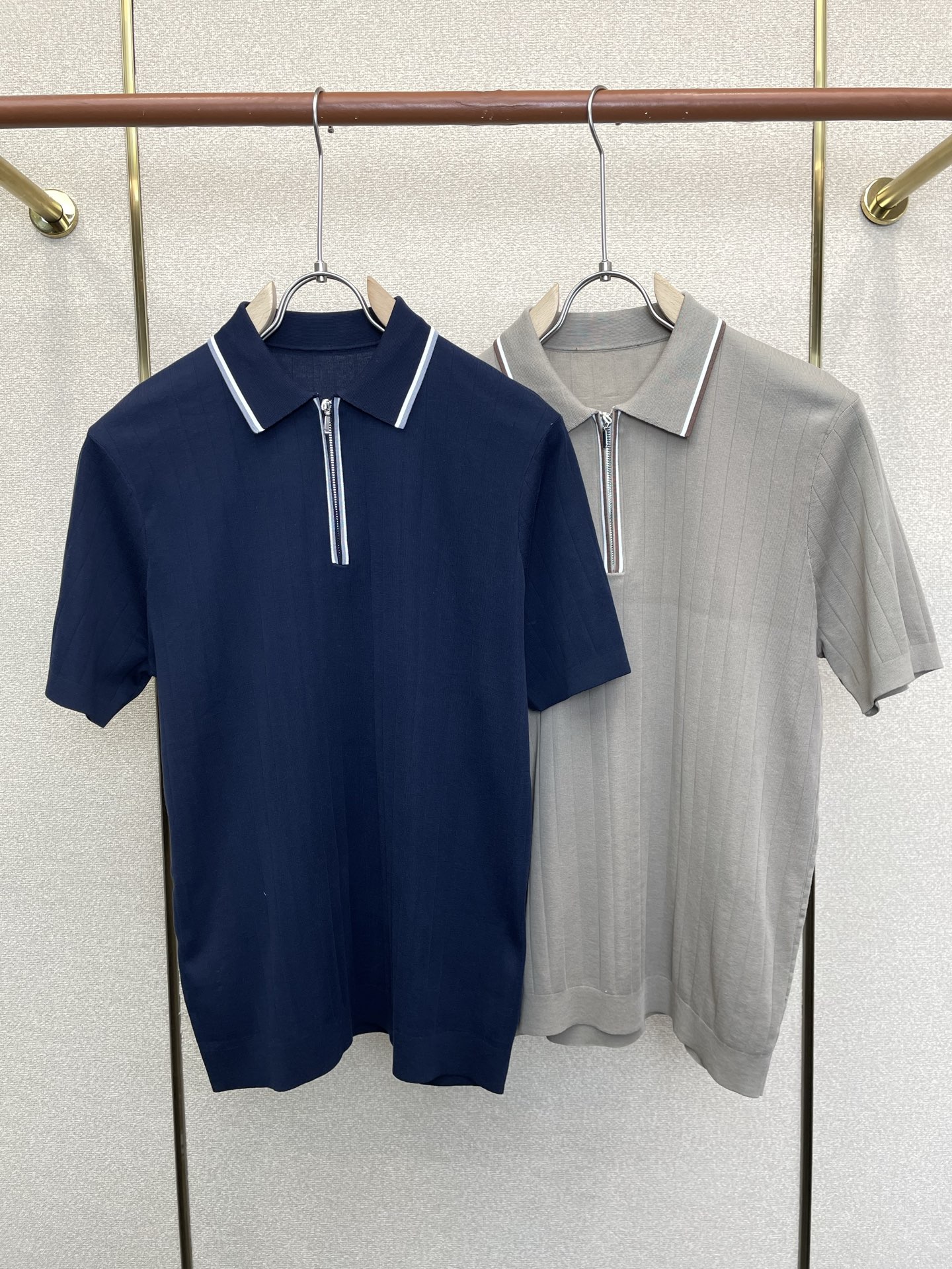 NO:919083,.LP-Loro Piana is a must-have new model. Original men's casual short-sleeved. High-end customization. High-end version. Fashionable and versatile imported fabrics. Super soft and delicate feel. Skin-friendly and comfortable to wear. High-end boutique. The upper body is finely made by the factory. It is a must-have item for men. Three standards are complete. Size M-4XL,, loro piana, loro piana, T-shirt,19860909.LP-Loro Piana诺悠翩雅砸锅卖铁都要上的新款新款原单男士休闲短袖 高端定制 高端版本 时尚百搭爆款进口面料 手感超柔软细腻 穿着亲肤舒适 高端精品 代工厂精细做上身非常赞 男士必备单品 三标齐全 码数M-4XL,,loro piana,loro piana,T-shirt,,Men's clothing