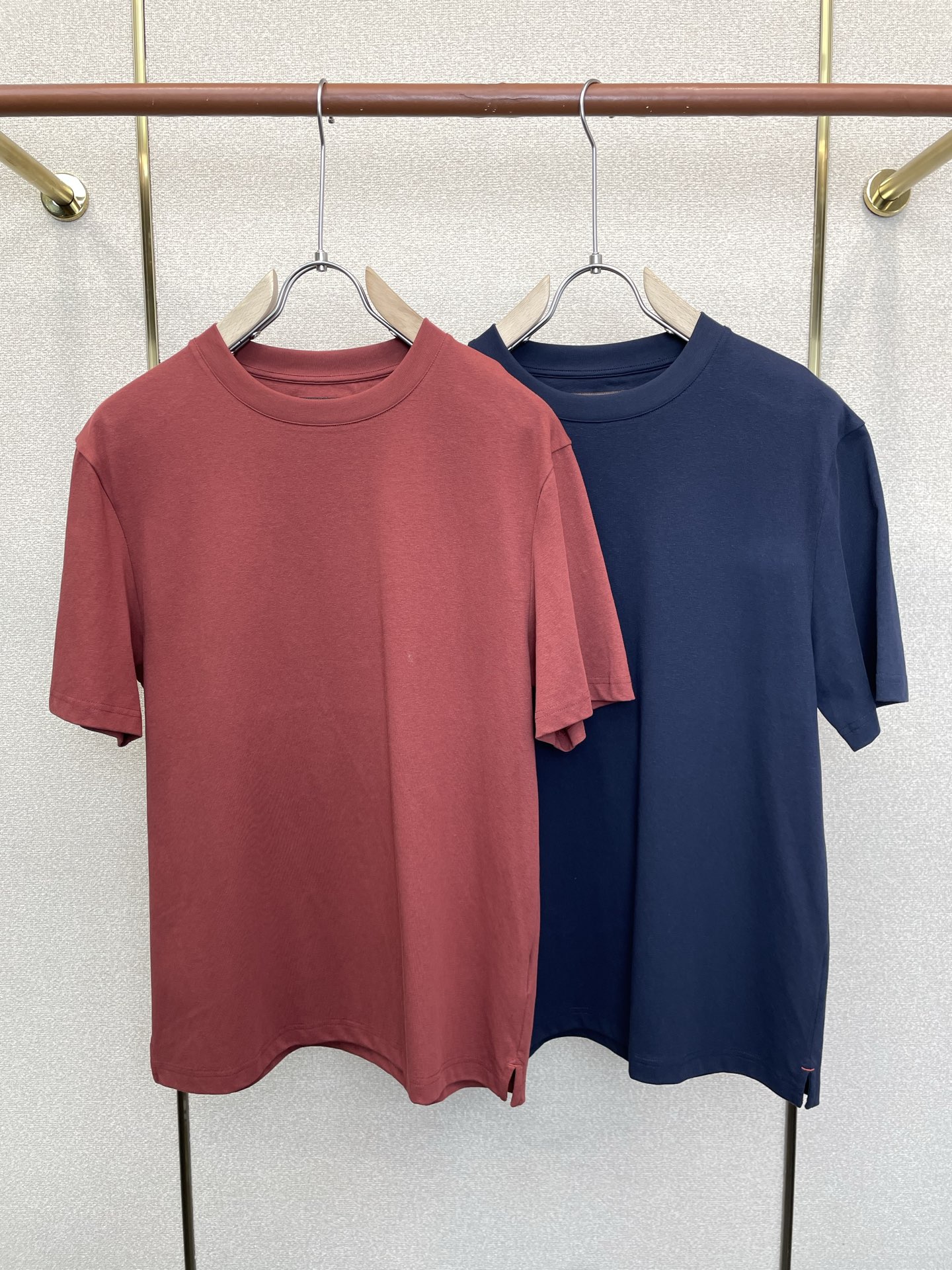 NO:914688,.LP-Loro Piana exclusively supplies new original men's casual short-sleeves, high-end customization, high-end version, fashionable and versatile imported fabrics, super soft and delicate to the touch, skin-friendly and comfortable to wear, high-end boutique, the upper body is exquisitely made by the factory, a must-have item for men, complete with three standards, size M-4XL,, loro piana, loro piana, T-shirt,19860909.LP-Loro Piana诺悠翩雅独家专供新款原单男士休闲短袖 高端定制 高端版本 时尚百搭爆款进口面料 手感超柔软细腻 穿着亲肤舒适 高端精品 代工厂精细做上身非常赞 男士必备单品 三标齐全 码数M-4XL,,loro piana,loro piana,T-shirt,,Men's clothing