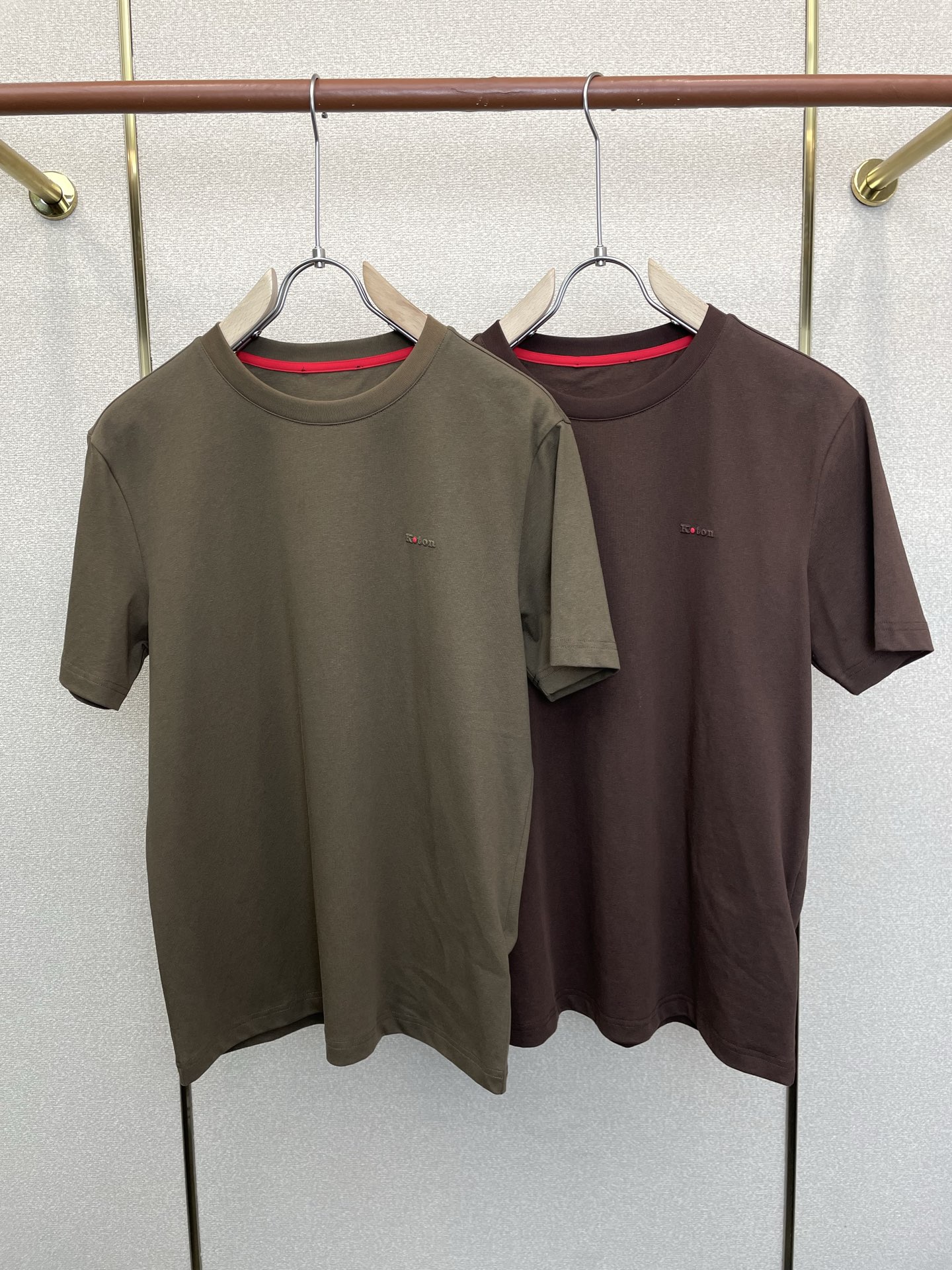 NO:919065,.KITON is a must-have new model, original men's casual short-sleeves, high-end customization, high-end version, fashionable and versatile, popular imported fabrics, super soft and delicate to the touch, skin-friendly and comfortable to wear, high-end boutique, the upper body is exquisitely made by the OEM, a must-have item for men, complete with three standards, size M-4XL,, T-shirt,19860909.KITON砸锅卖铁都要上的新款新款原单男士休闲短袖 高端定制 高端版本 时尚百搭爆款进口面料 手感超柔软细腻 穿着亲肤舒适 高端精品 代工厂精细做上身非常赞 男士必备单品 三标齐全 码数M-4XL,,T-shirt,,Men's clothing