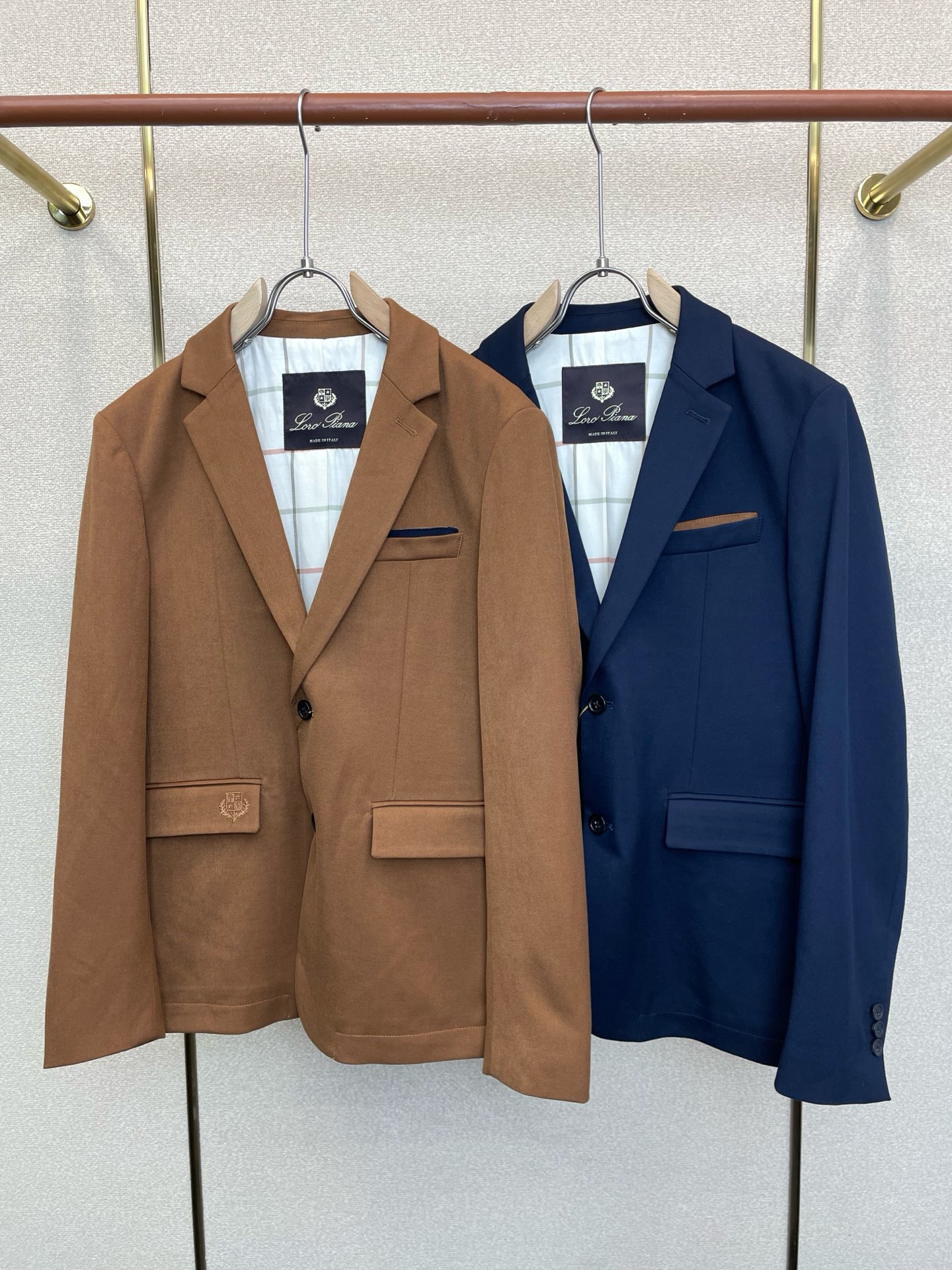 NO:919122,.LP-Loro Piana is a must-have new style original men's casual suit jacket. High-end customization. High-end version. Fashionable and versatile imported fabrics. Super soft and delicate feel. Skin-friendly and comfortable to wear. High-end boutique. The upper body is finely made by the factory. Men's must-have items. Three standards are complete. Size M-3XL,,loro piana,loro piana,jackets & coats,business suit,19860909.LP-Loro Piana诺悠翩雅砸锅卖铁都要上的新款新款原单男士休闲西装外套 高端定制 高端版本 时尚百搭爆款进口面料 手感超柔软细腻 穿着亲肤舒适 高端精品 代工厂精细做上身非常赞 男士必备单品 三标齐全 码数M-3XL,,loro piana,loro piana,jackets & coats,business suit,,Men's clothing