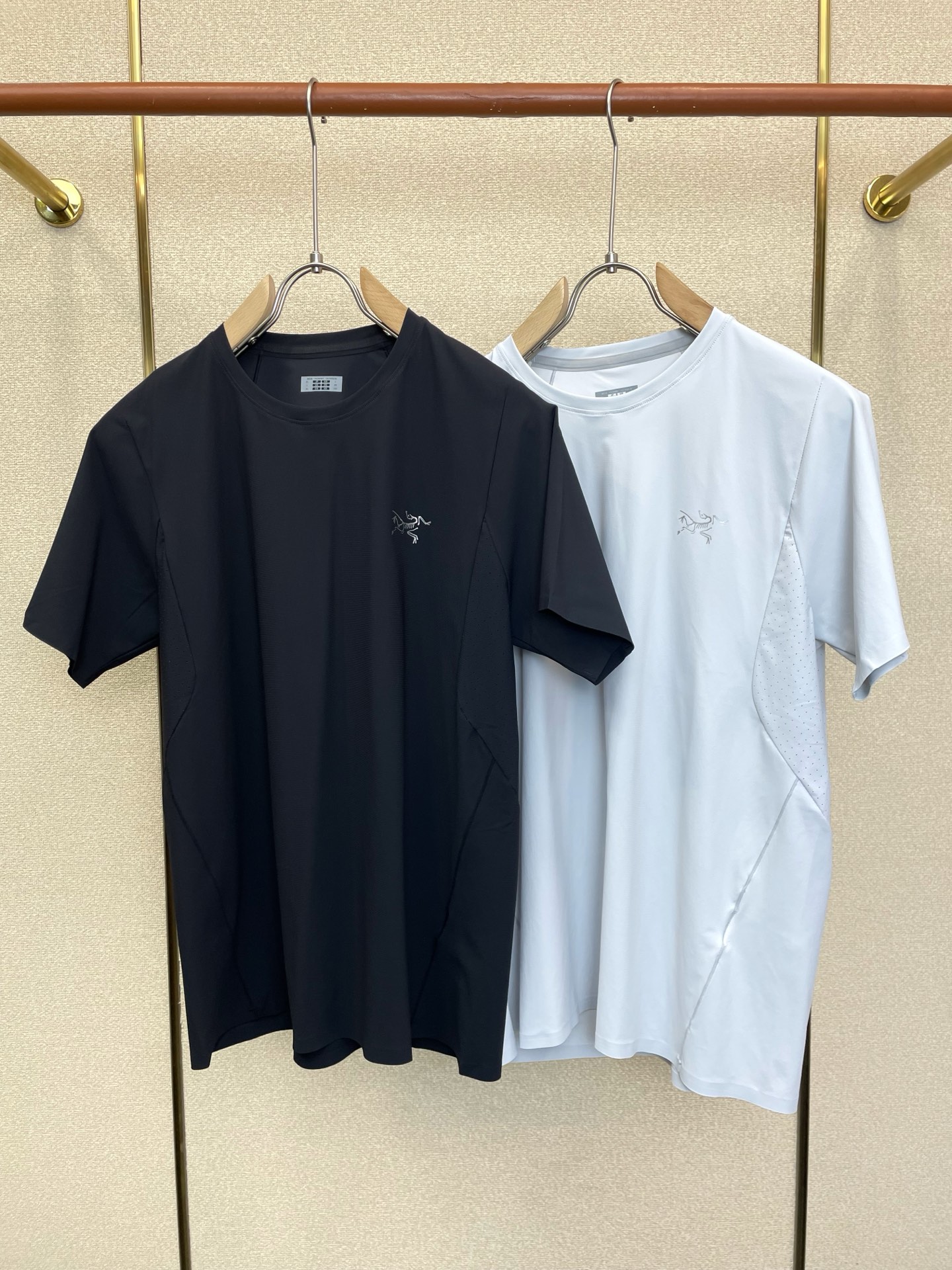 NO:919079,.Arc’teryx is a must-have new model. Original men’s casual quick-drying short-sleeves. High-end customization. High-end version. Fashionable and versatile imported fabrics. Super soft and delicate feel. Skin-friendly and comfortable to wear. High-end boutique. The upper body is exquisitely made by the factory. Men’s must-have items. Three complete standards. Size M-3XL, arc’teryx, T-shirt,19860909.Arc’teryx始祖鸟砸锅卖铁都要上的新款新款原单男士休闲速干短袖 高端定制 高端版本 时尚百搭爆款进口面料 手感超柔软细腻 穿着亲肤舒适 高端精品 代工厂精细做上身非常赞 男士必备单品 三标齐全 码数M-3XL,arc'teryx,T-shirt,,Men's clothing