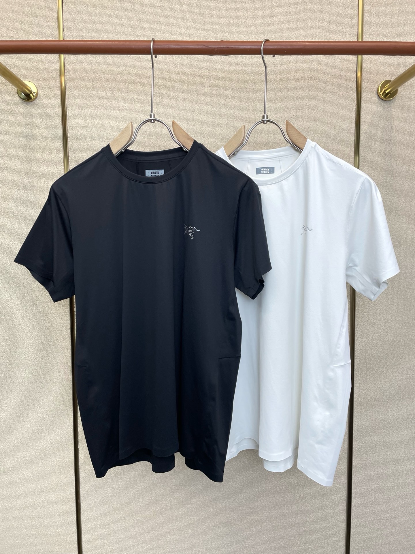 NO:914689,.Arc’teryx exclusively provides new original men’s casual quick-drying short sleeves. High-end customization. High-end version. Fashionable and versatile imported fabrics. Super soft and delicate feel. Skin-friendly and comfortable to wear. High-end boutique. The upper body is exquisitely made by the factory. Men’s must-have items. Three standards are complete. Size M-3XL, arc’teryx, T-shirt,19860909.Arc’teryx始祖鸟独家专供新款原单男士休闲速干短袖 高端定制 高端版本 时尚百搭爆款进口面料 手感超柔软细腻 穿着亲肤舒适 高端精品 代工厂精细做上身非常赞 男士必备单品 三标齐全 码数M-3XL,arc'teryx,T-shirt,,Men's clothing