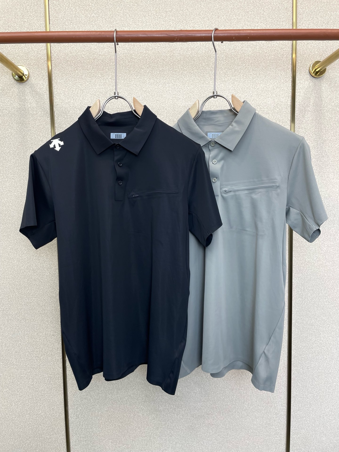 NO:914697,.DESCENTE exclusively provides new original men's casual quick-drying short sleeves. High-end customization. High-end version. Fashionable and versatile imported fabrics. Super soft and delicate feel. Skin-friendly and comfortable to wear. High-end boutique. The upper body is exquisitely made by the factory. A must-have item for men. Three complete standards. Size M-3XL, T-shirt,19860909.DESCENTE迪桑特独家专供新款原单男士休闲速干短袖 高端定制 高端版本 时尚百搭爆款进口面料 手感超柔软细腻 穿着亲肤舒适 高端精品 代工厂精细做上身非常赞 男士必备单品 三标齐全 码数M-3XL,,T-shirt,,Men's clothing