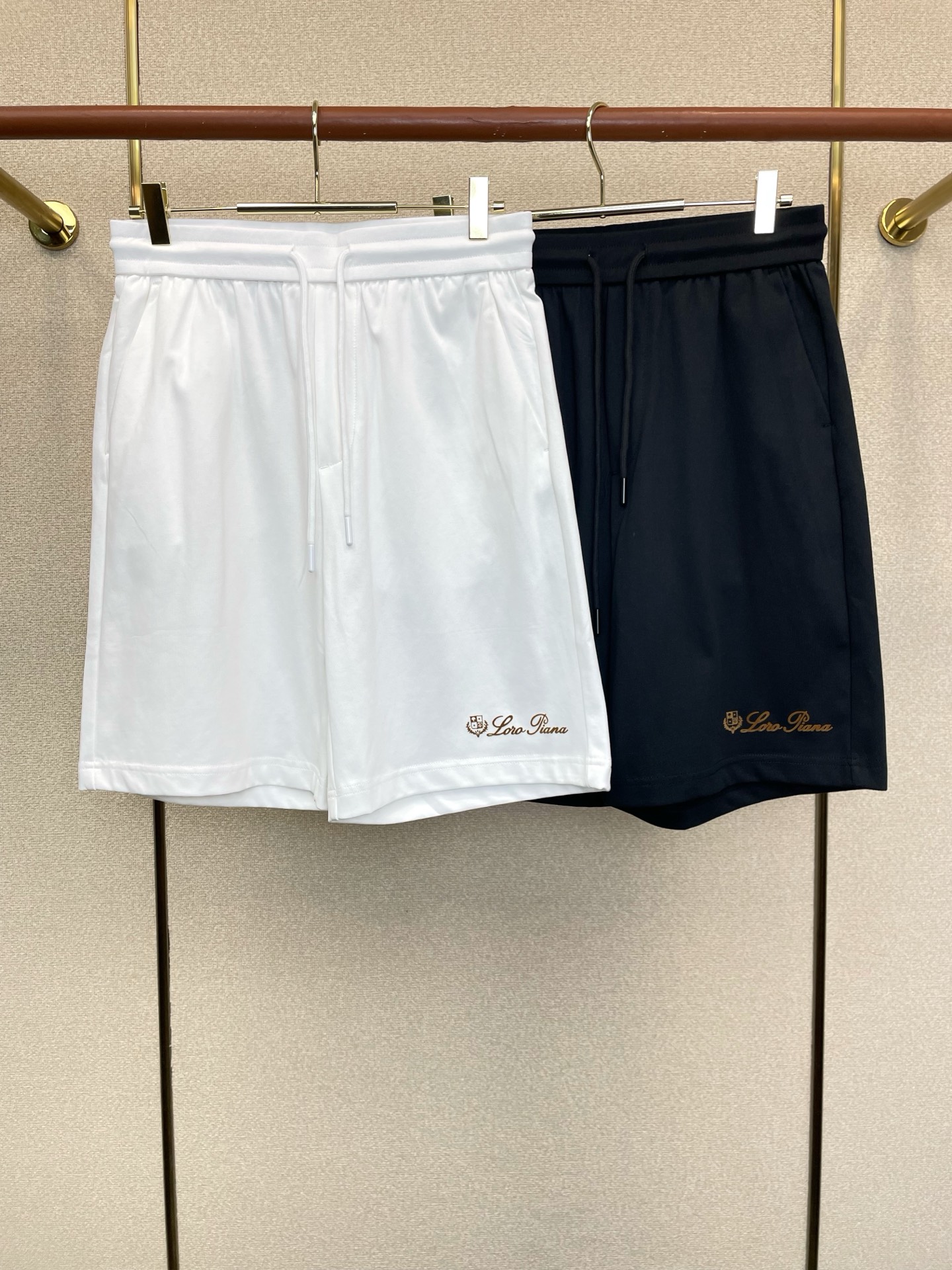 NO:919084,.LP-Loro Piana is a must-have new style of high-end custom-made original men's casual shorts. High-end version. Fashionable and versatile imported fabrics. Super soft and delicate feel. Skin-friendly and comfortable to wear. High-end boutique. The upper body is finely made by the factory. It is a must-have item for men. Three standards are complete. Size M-4XL,,loro piana,loro piana,shorts,19860909.LP-Loro Piana诺悠翩雅砸锅卖铁都要上的新款新款原单男士休闲短裤高端定制 高端版本 时尚百搭爆款进口面料 手感超柔软细腻 穿着亲肤舒适 高端精品 代工厂精细做上身非常赞 男士必备单品 三标齐全 码数M-4XL,,loro piana,loro piana,shorts,,Men's clothing