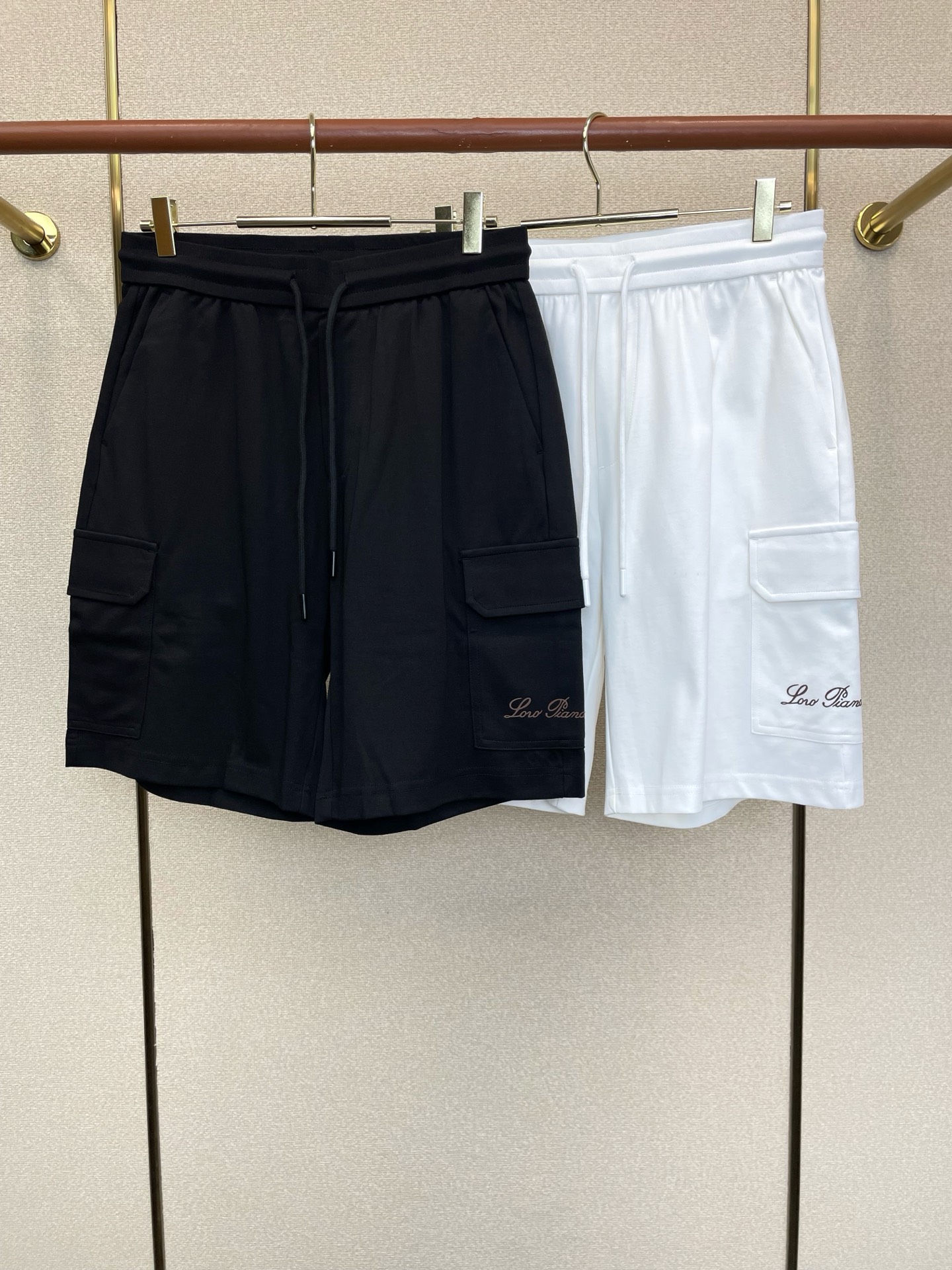 NO:914679,.LP-Loro Piana exclusively provides high-end customization of new original men's casual shorts. High-end version. Fashionable and versatile imported fabrics. Super soft and delicate to the touch. Skin-friendly and comfortable to wear. High-end boutique. The upper body is made by the factory. It is a must-have item for men. Three standards are complete. Size M-4XL,,loro piana,loro piana,shorts,19860909.LP-Loro Piana诺悠翩雅独家专供新款原单男士休闲短裤高端定制 高端版本 时尚百搭爆款进口面料 手感超柔软细腻 穿着亲肤舒适 高端精品 代工厂精细做上身非常赞 男士必备单品 三标齐全 码数M-4XL,,loro piana,loro piana,shorts,,Men's clothing