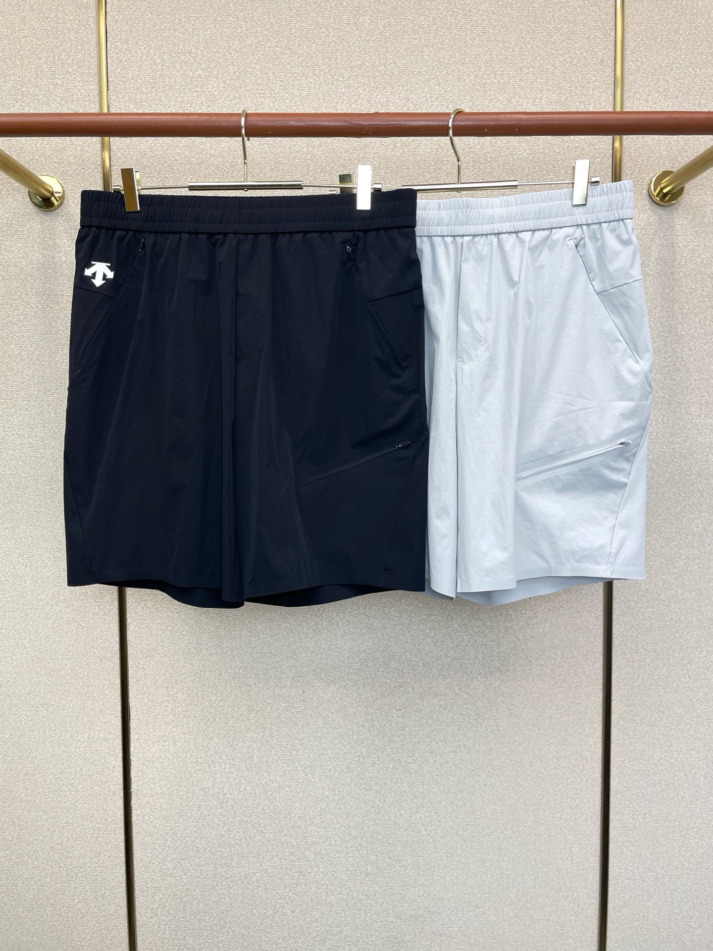 NO:919075,.DESCENTE is a new style of high-end custom-made original men's casual shorts. High-end version. Fashionable and versatile imported fabrics. Super soft and delicate feel. Skin-friendly and comfortable to wear. High-end boutique. The upper body is made by the factory. It is a must-have item for men. Three complete standards. Size M-3XL,,shorts,19860909.DESCENTE迪桑特砸锅卖铁都要上的新款新款原单男士休闲短裤高端定制 高端版本 时尚百搭爆款进口面料 手感超柔软细腻 穿着亲肤舒适 高端精品 代工厂精细做上身非常赞 男士必备单品 三标齐全 码数M-3XL,,shorts,,Men's clothing