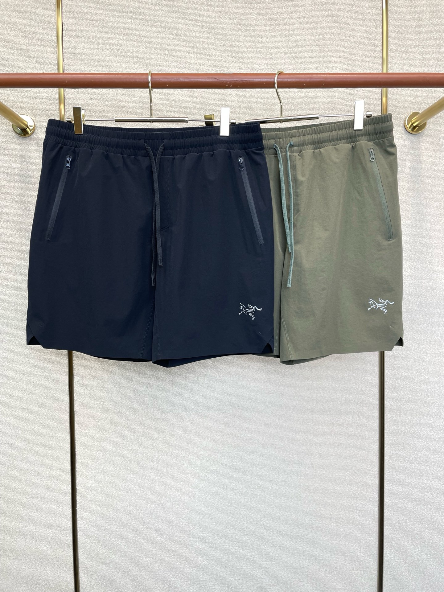NO:919069,.Arc’teryx’s new and original men’s casual shorts are high-end customized. High-end version. Fashionable and versatile imported fabrics. Super soft and delicate feel. Skin-friendly and comfortable to wear. High-end boutique. The upper body is exquisitely made by the factory. A must-have item for men. Three complete standards. Size M-3XL, arc’teryx, shorts,19860909.Arc’teryx始祖鸟砸锅卖铁都要上的新款新款原单男士休闲短裤高端定制 高端版本 时尚百搭爆款进口面料 手感超柔软细腻 穿着亲肤舒适 高端精品 代工厂精细做上身非常赞 男士必备单品 三标齐全 码数M-3XL,arc'teryx,shorts,,Men's clothing