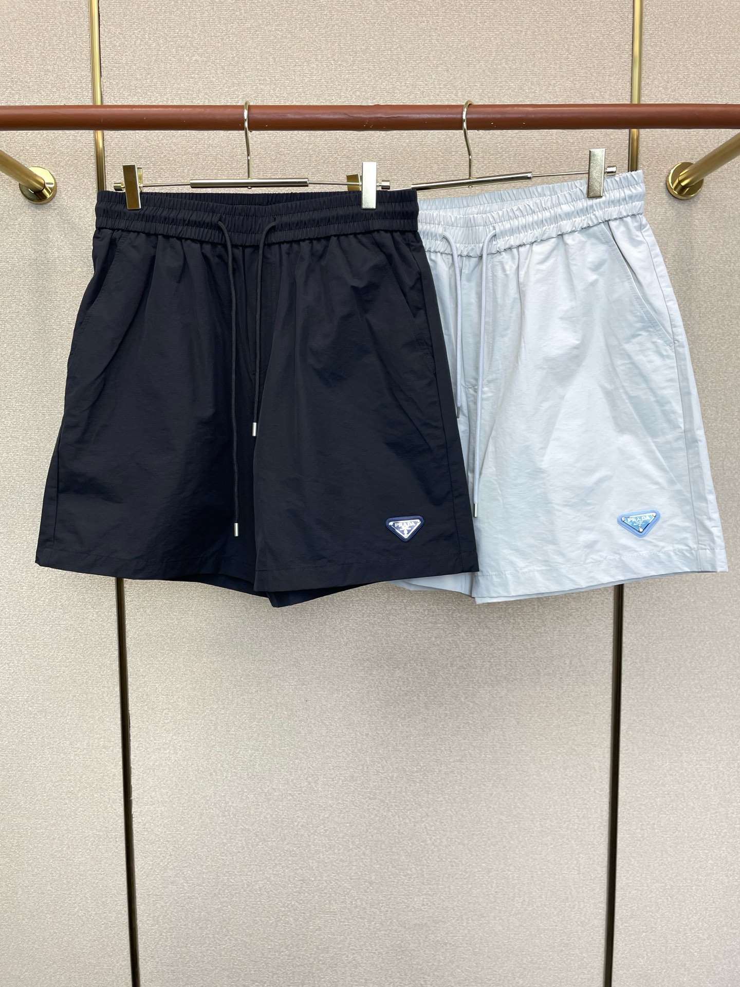 NO:913221,.Prada exclusively provides high-end customized new original men's casual shorts. High-end version. Fashionable and versatile imported fabrics. Super soft and delicate feel. Skin-friendly and comfortable to wear. High-end boutique. The upper body is exquisitely made by the factory. Men's must-have items. Three standards are complete. Size M-4XL,, prada, prada, shorts,19860909.Prada普拉达独家专供新款原单男士休闲短裤高端定制 高端版本 时尚百搭爆款进口面料 手感超柔软细腻 穿着亲肤舒适 高端精品 代工厂精细做上身非常赞 男士必备单品 三标齐全 码数M-4XL,,prada,prada,shorts,,Men's clothing