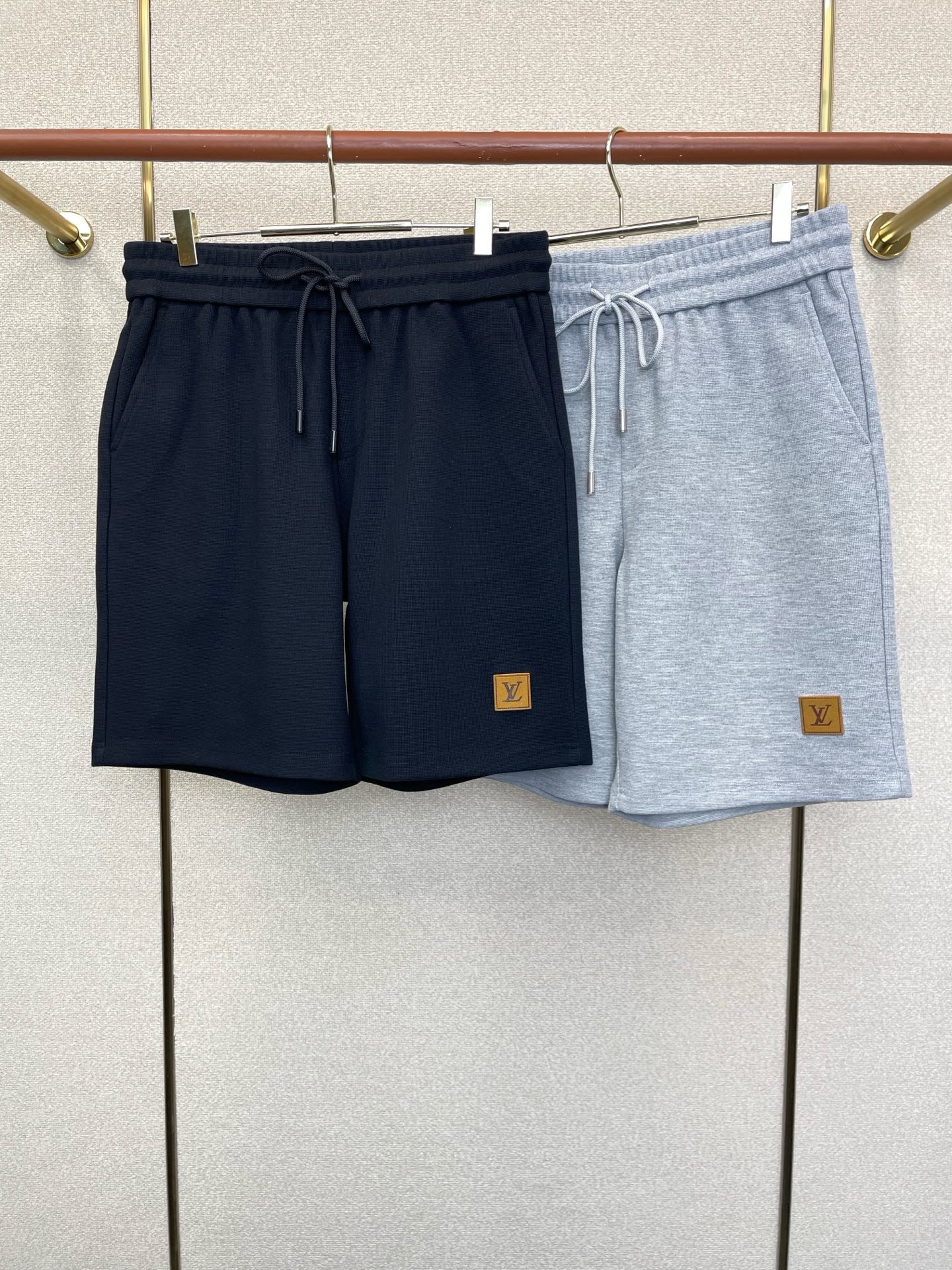 NO:913224,.Louis Vuitton Louis Vuitton exclusively provides high-end customization of new original men's casual shorts. High-end version. Fashionable and versatile imported fabrics. Super soft and delicate feel. Skin-friendly and comfortable to wear. High-end boutique. The upper body is finely made by the factory. It is a must-have item for men. Three standards are complete. Size M-4XL,,louis vuitton,louis vuitton,shorts,19860909.Louis Vuitton路易威登独家专供新款原单男士休闲短裤高端定制 高端版本 时尚百搭爆款进口面料 手感超柔软细腻 穿着亲肤舒适 高端精品 代工厂精细做上身非常赞 男士必备单品 三标齐全 码数M-4XL,,louis vuitton,louis vuitton,shorts,,Men's clothing