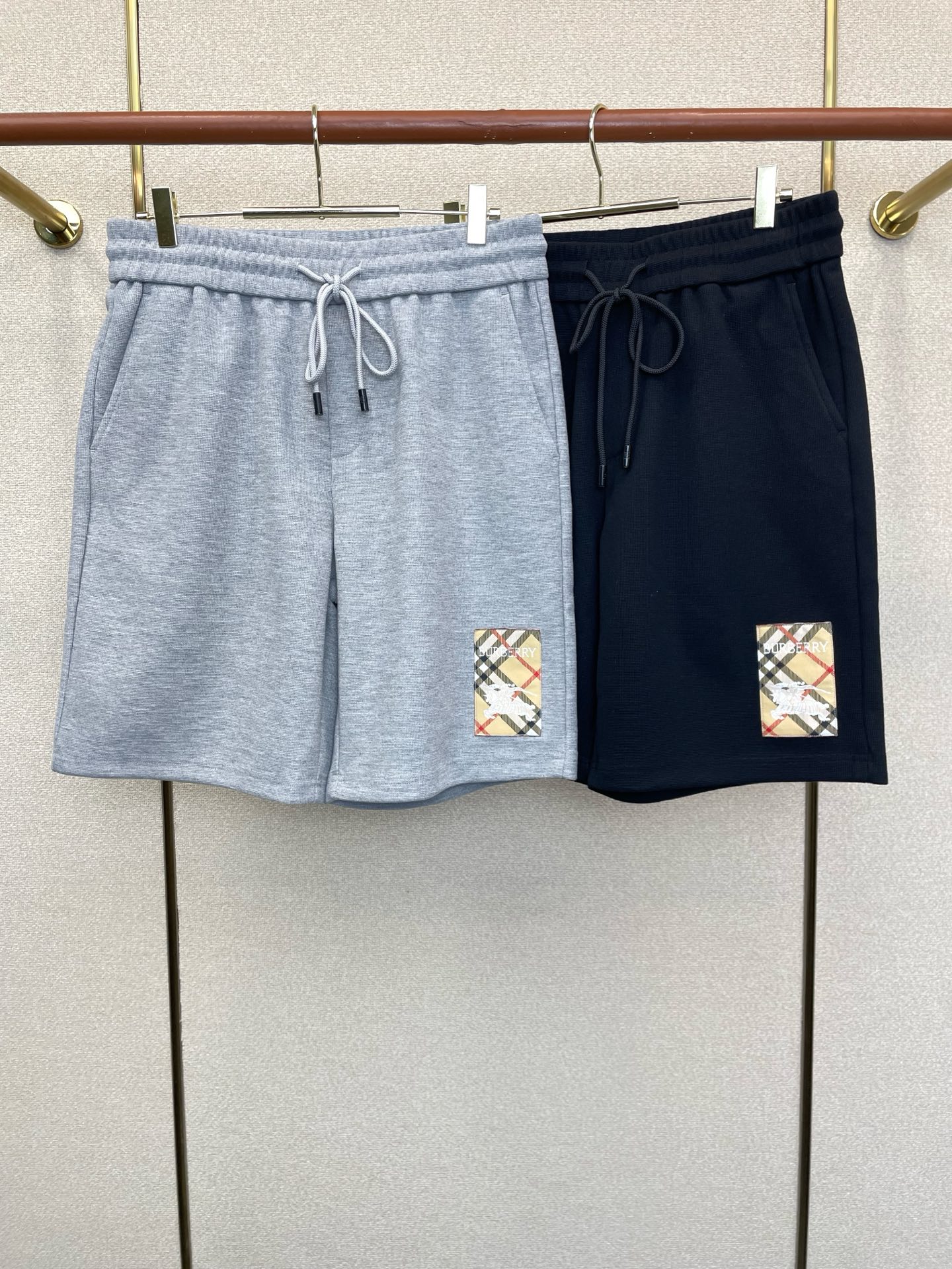 NO:919087,.Burberry's new and popular men's casual shorts are high-end custom-made. High-end version. Fashionable and versatile imported fabrics. Super soft and delicate to the touch. Skin-friendly and comfortable to wear. High-end boutique. The upper body is finely made by the factory. It is a must-have item for men. Three standards are complete. Size M-4XL,,burberry,burberry,shorts,19860909.Burberry巴宝莉砸锅卖铁都要上的新款新款原单男士休闲短裤高端定制 高端版本 时尚百搭爆款进口面料 手感超柔软细腻 穿着亲肤舒适 高端精品 代工厂精细做上身非常赞 男士必备单品 三标齐全 码数M-4XL,,burberry,burberry,shorts,,Men's clothing