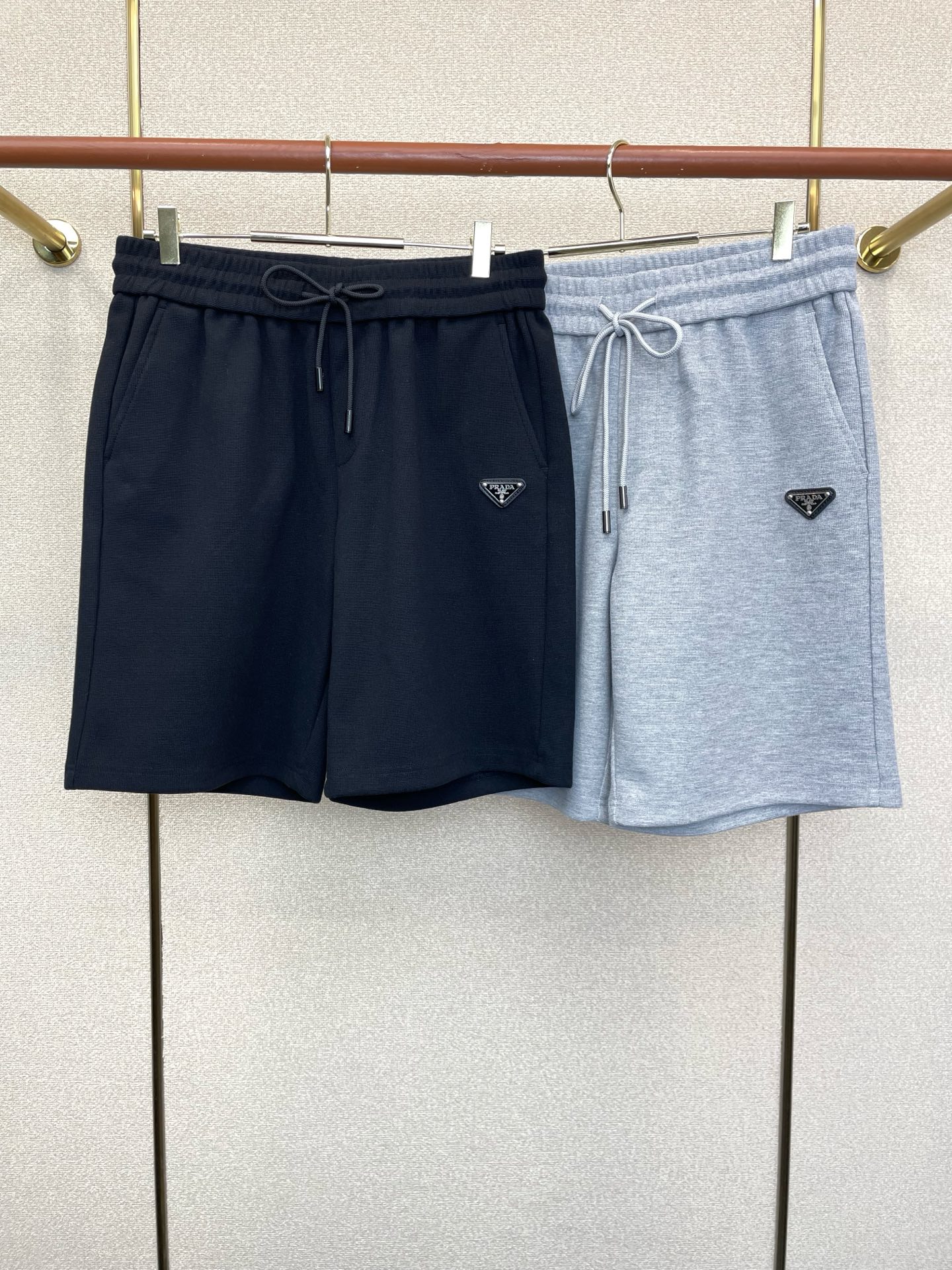 NO:919078,.Prada's new and popular men's casual shorts are high-end customization. High-end version. Fashionable and versatile imported fabrics. Super soft and delicate feel. Skin-friendly and comfortable to wear. High-end boutique. The upper body is made by the factory. It is a must-have item for men. Three standards are complete. Size M-4XL,, prada, prada, shorts,19860909.Prada普拉达砸锅卖铁都要上的新款新款原单男士休闲短裤高端定制 高端版本 时尚百搭爆款进口面料 手感超柔软细腻 穿着亲肤舒适 高端精品 代工厂精细做上身非常赞 男士必备单品 三标齐全 码数M-4XL,,prada,prada,shorts,,Men's clothing