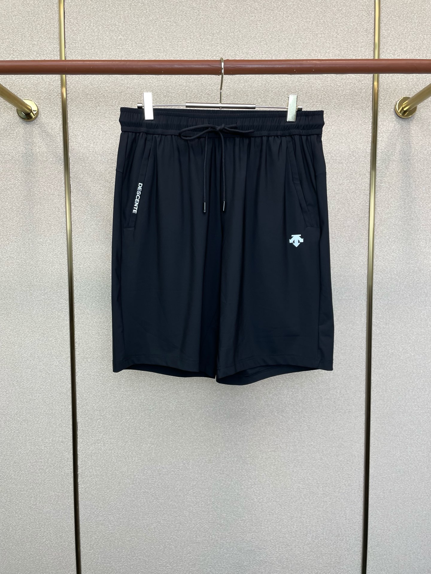NO:914670,.DESCENTE exclusively provides high-end customization of new original men's casual shorts. High-end version. Fashionable and versatile imported fabrics. Super soft and delicate feel. Skin-friendly and comfortable to wear. High-end boutique. The upper body is exquisitely made by the factory. A must-have item for men. Three complete standards. Size M-4XL,,shorts,19860909.DESCENTE迪桑特独家专供新款原单男士休闲短裤高端定制 高端版本 时尚百搭爆款进口面料 手感超柔软细腻 穿着亲肤舒适 高端精品 代工厂精细做上身非常赞 男士必备单品 三标齐全 码数M-4XL,,shorts,,Men's clothing