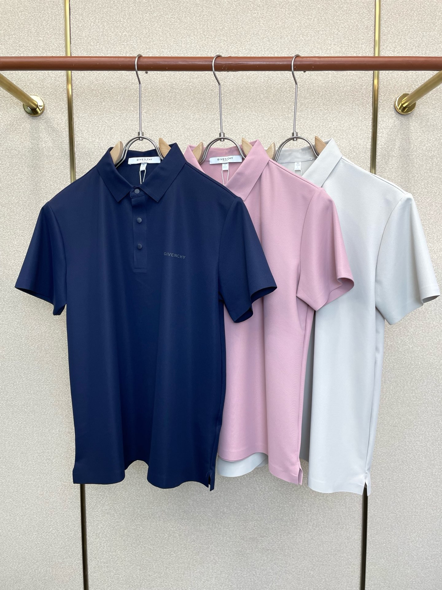 NO:914691,.Givenchy exclusively supplies new original men's casual short-sleeves, high-end customization, high-end version, fashionable and versatile imported fabrics, super soft and delicate to the touch, skin-friendly and comfortable to wear, high-end boutique, the upper body is exquisitely made by the OEM, a must-have item for men, complete with three standards, size M-4XL,,givenchy,givenchy,T-shirt,19860909.Givenchy纪梵希独家专供新款原单男士休闲短袖 高端定制 高端版本 时尚百搭爆款进口面料 手感超柔软细腻 穿着亲肤舒适 高端精品 代工厂精细做上身非常赞 男士必备单品 三标齐全 码数M-4XL,,givenchy,givenchy,T-shirt,,Men's clothing