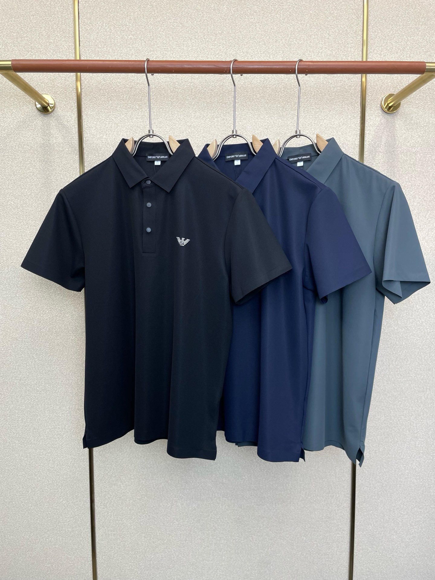 NO:919068,.ARMANI is a must-have new model of original men's casual short-sleeves. High-end customization. High-end version. Fashionable and versatile imported fabrics. Super soft and delicate feel. Skin-friendly and comfortable to wear. High-end boutique. The upper body is finely made by the OEM. It is a must-have item for men. Three complete standards. Size M-4XL,,armani,armani,T-shirt,19860909.ARMANI阿玛尼砸锅卖铁都要上的新款新款原单男士休闲短袖 高端定制 高端版本 时尚百搭爆款进口面料 手感超柔软细腻 穿着亲肤舒适 高端精品 代工厂精细做上身非常赞 男士必备单品 三标齐全 码数M-4XL,,armani,armani,T-shirt,,Men's clothing