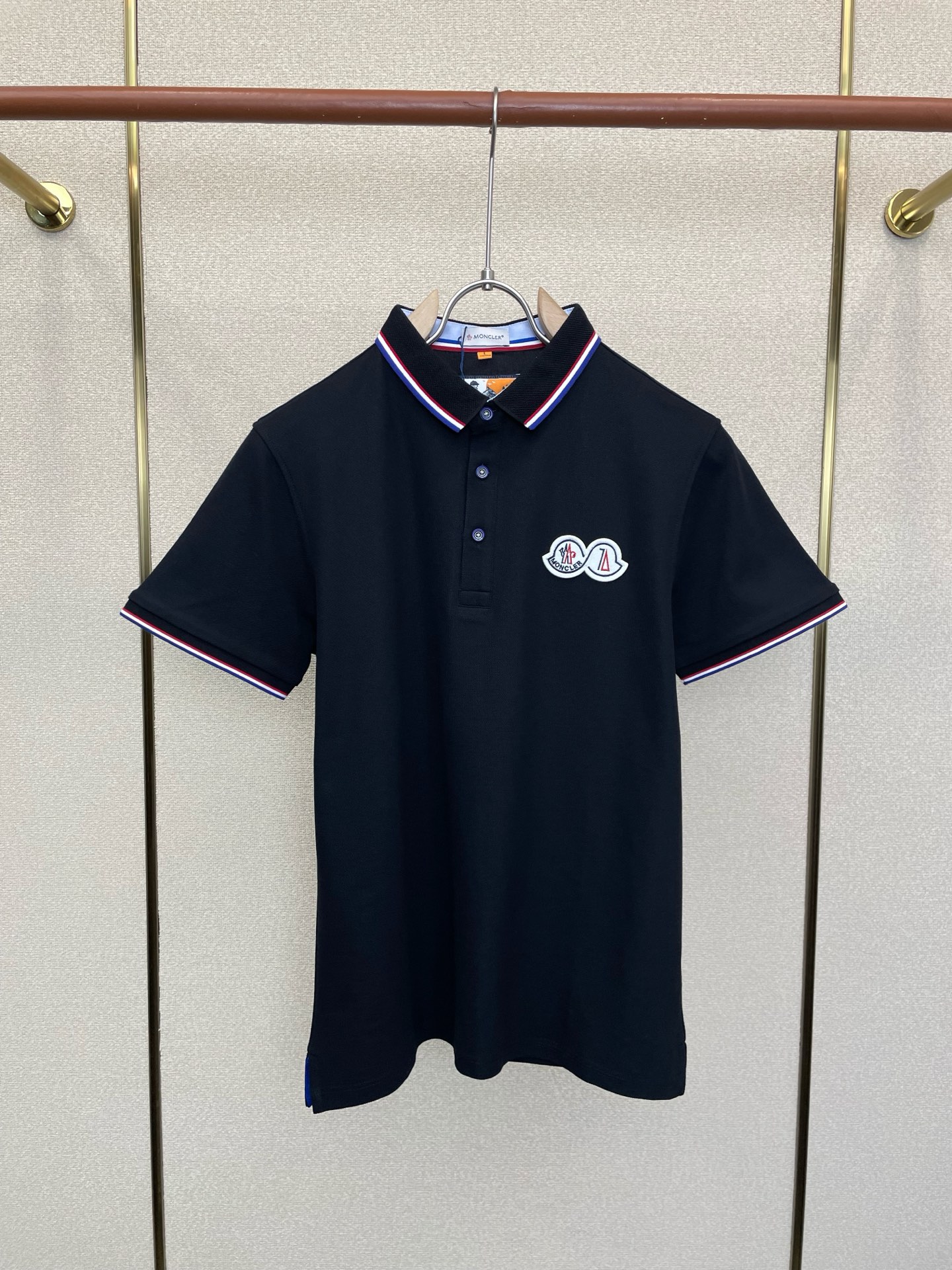 NO:914701,.Moncler Moncler Men's Men's Casual Short Sleeve Exclusively Available for New Original Men's Casual Short Sleeves, High-end Customization, High-End Version, Fashionable and Versatile Popular Imported Fabrics, Super Soft and Delicate Handle, Skin-Friendly and Comfortable, High-end Boutique, The Upper Body Made by the OEM is Very Excellent, Men's Necessary Items, Three Standards Complete, Size M-4XL,, Moncler, T-shirt,19860909.Moncler蒙口独家专供新款原单男士休闲短袖 高端定制 高端版本 时尚百搭爆款进口面料 手感超柔软细腻 穿着亲肤舒适 高端精品 代工厂精细做上身非常赞 男士必备单品 三标齐全 码数M-4XL,,Moncler,T-shirt,,Men's clothing