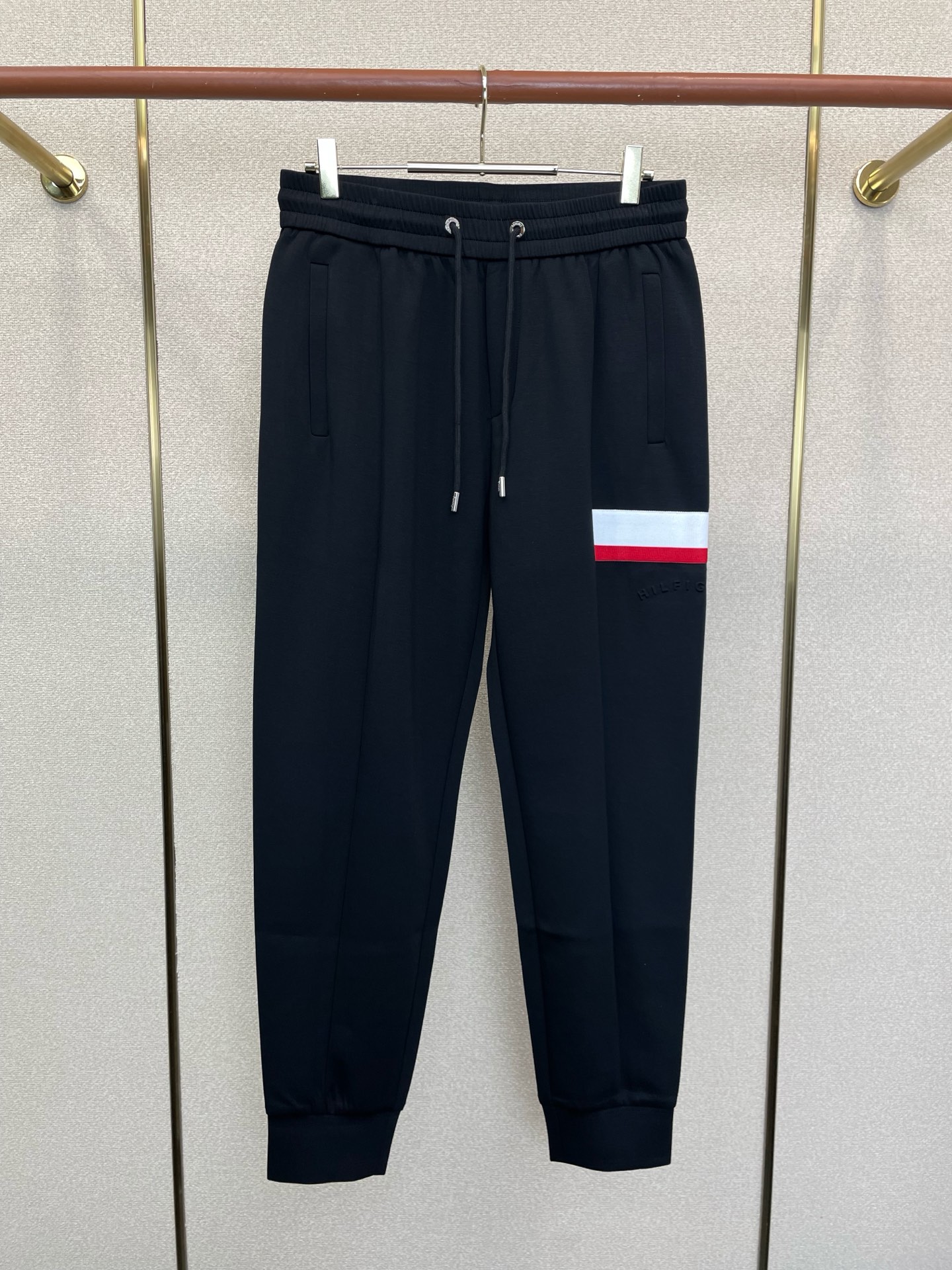 NO:919044,.TOMMY Tommy’s new high-end version of casual pants that everyone will buy!  Custom-made fabrics at the counter are highly breathable and comfortable, with impeccable details and brand element design concepts, reflecting high quality. It feels delicate and soft!  It presents a casual cut and the upper body shape is awesome!  Code number: M-3XL,,tom ford,19860909.TOMMY汤米砸锅卖铁都要上的新款新款 休闲裤 高端版本！专柜定制面料 透气舒适度高,细节无可挑剔,品牌元素设计理念,体现高品质.手感细腻柔软！呈现休闲裁剪,上身版型超赞！码数: M-3XL,,tom ford,,Men's clothing
