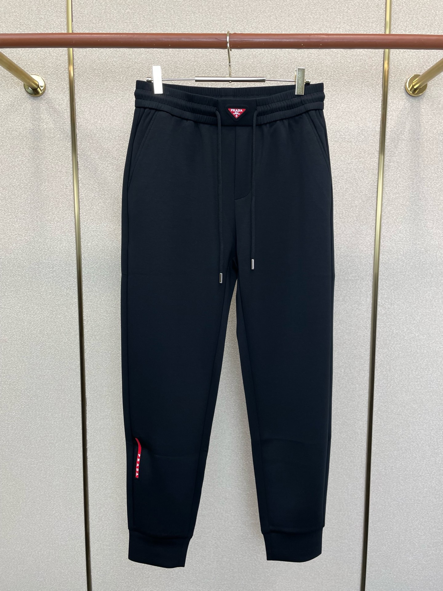 NO:919054,.Prada is a high-end version of the new casual pants that Prada sells all the time!  Custom-made fabrics at the counter are highly breathable and comfortable, with impeccable details and brand element design concepts, reflecting high quality. It feels delicate and soft!  It presents a casual cut and the upper body shape is awesome!  Size: M-3XL,,prada,prada,19860909.Prada普拉达砸锅卖铁都要上的新款新款 休闲裤 高端版本！专柜定制面料 透气舒适度高,细节无可挑剔,品牌元素设计理念,体现高品质.手感细腻柔软！呈现休闲裁剪,上身版型超赞！码数: M-3XL,,prada,prada,,Men's clothing