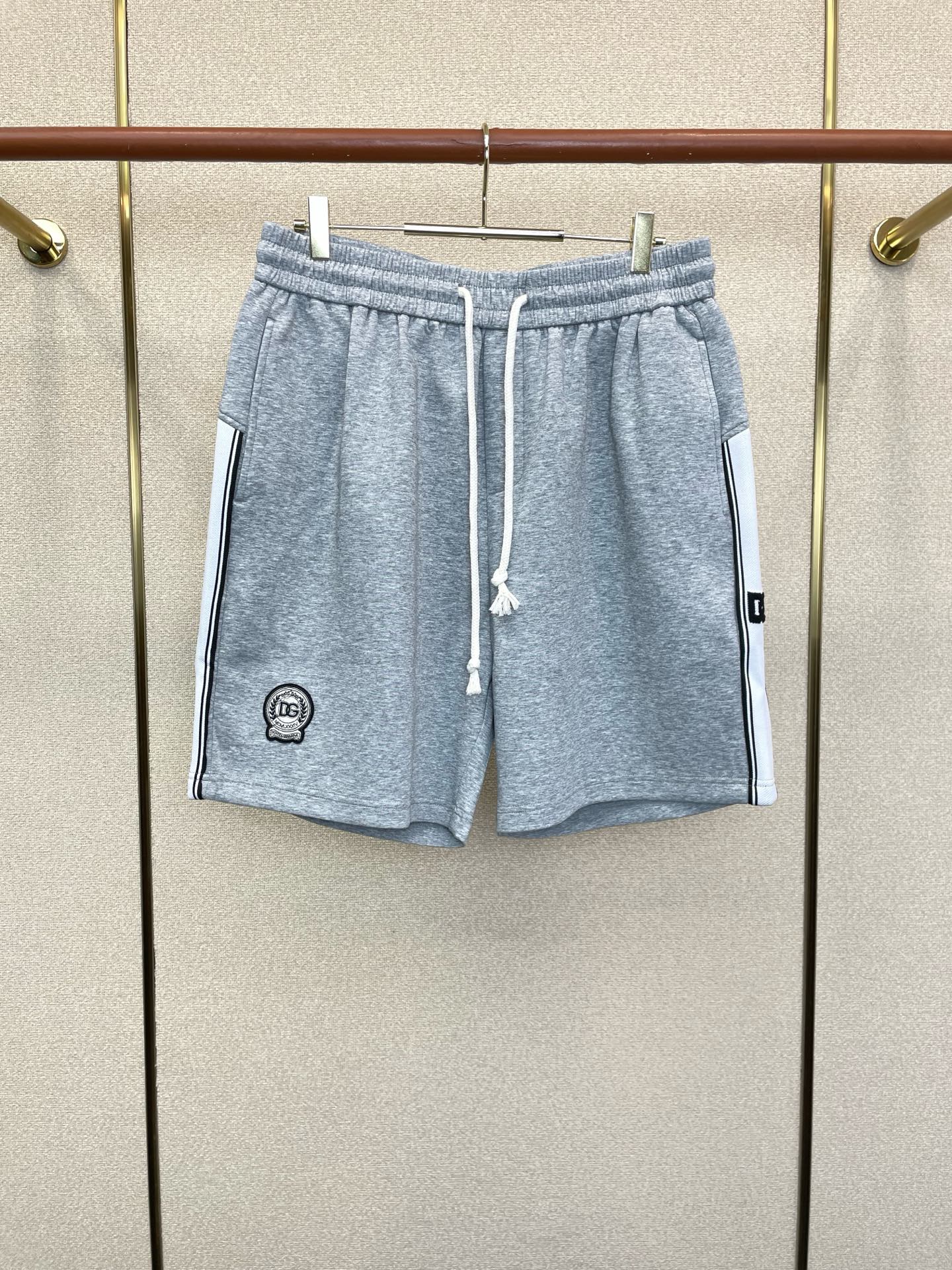 NO:919066,.Dolce&Gabbana’s new high-end version of casual pants and shorts is a must-have.  Custom-made fabrics at the counter are highly breathable and comfortable, with impeccable details and brand element design concepts, reflecting high quality. It feels delicate and soft!  It presents a casual cut and the upper body shape is awesome!  Size: S-2XL,,Dolce&Gabbana,Dolce&Gabbana,shorts,19860909.Dolce&Gabbana杜嘉班纳砸锅卖铁都要上的新款新款 休闲裤短裤高端版本！专柜定制面料 透气舒适度高,细节无可挑剔,品牌元素设计理念,体现高品质.手感细腻柔软！呈现休闲裁剪,上身版型超赞！码数: S-2XL,,Dolce&Gabbana,Dolce&Gabbana,shorts,,Men's clothing
