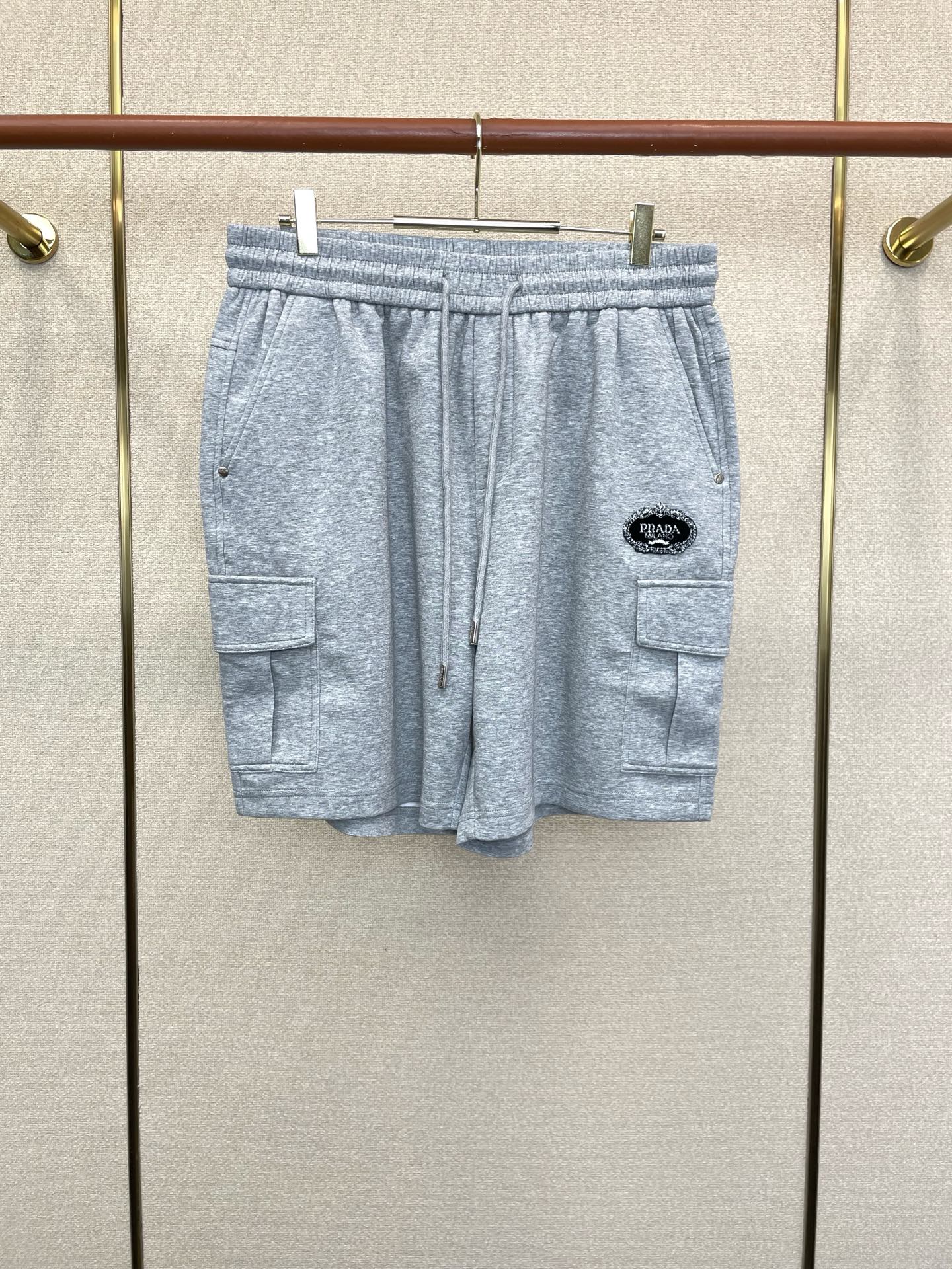 NO:914685,.Prada exclusively offers high-end versions of new casual pants and shorts!  Custom-made fabrics at the counter are highly breathable and comfortable, with impeccable details and brand element design concepts, reflecting high quality. It feels delicate and soft!  It presents a casual cut and the upper body shape is awesome!  Size: S-2XL,,prada,prada,shorts,19860909.Prada普拉达独家专供新款 休闲裤短裤高端版本！专柜定制面料 透气舒适度高,细节无可挑剔,品牌元素设计理念,体现高品质.手感细腻柔软！呈现休闲裁剪,上身版型超赞！码数: S-2XL,,prada,prada,shorts,,Men's clothing