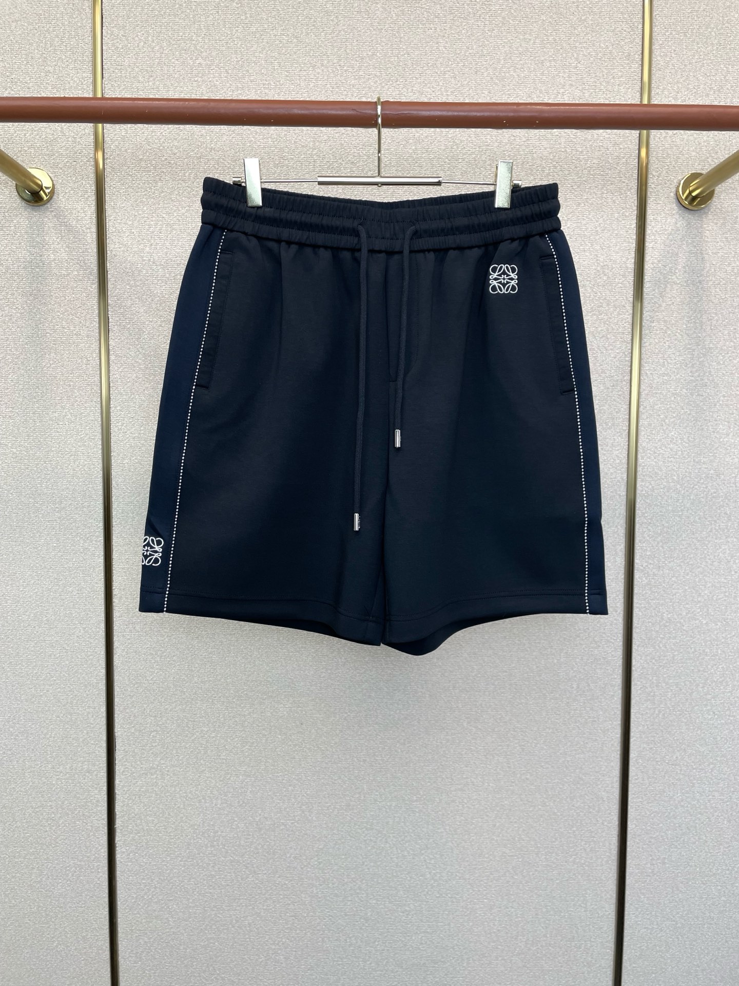 NO:919090,.LOEWE's new high-end version of casual pants and shorts is a must-have product!  Custom-made fabrics at the counter are highly breathable and comfortable, with impeccable details and brand element design concepts, reflecting high quality. It feels delicate and soft!  It presents a casual cut and the upper body shape is awesome!  Size: S-2XL,,loewe,loewe,shorts,19860909.LOEWE罗意威砸锅卖铁都要上的新款新款 休闲裤短裤高端版本！专柜定制面料 透气舒适度高,细节无可挑剔,品牌元素设计理念,体现高品质.手感细腻柔软！呈现休闲裁剪,上身版型超赞！码数: S-2XL,,loewe,loewe,shorts,,Men's clothing