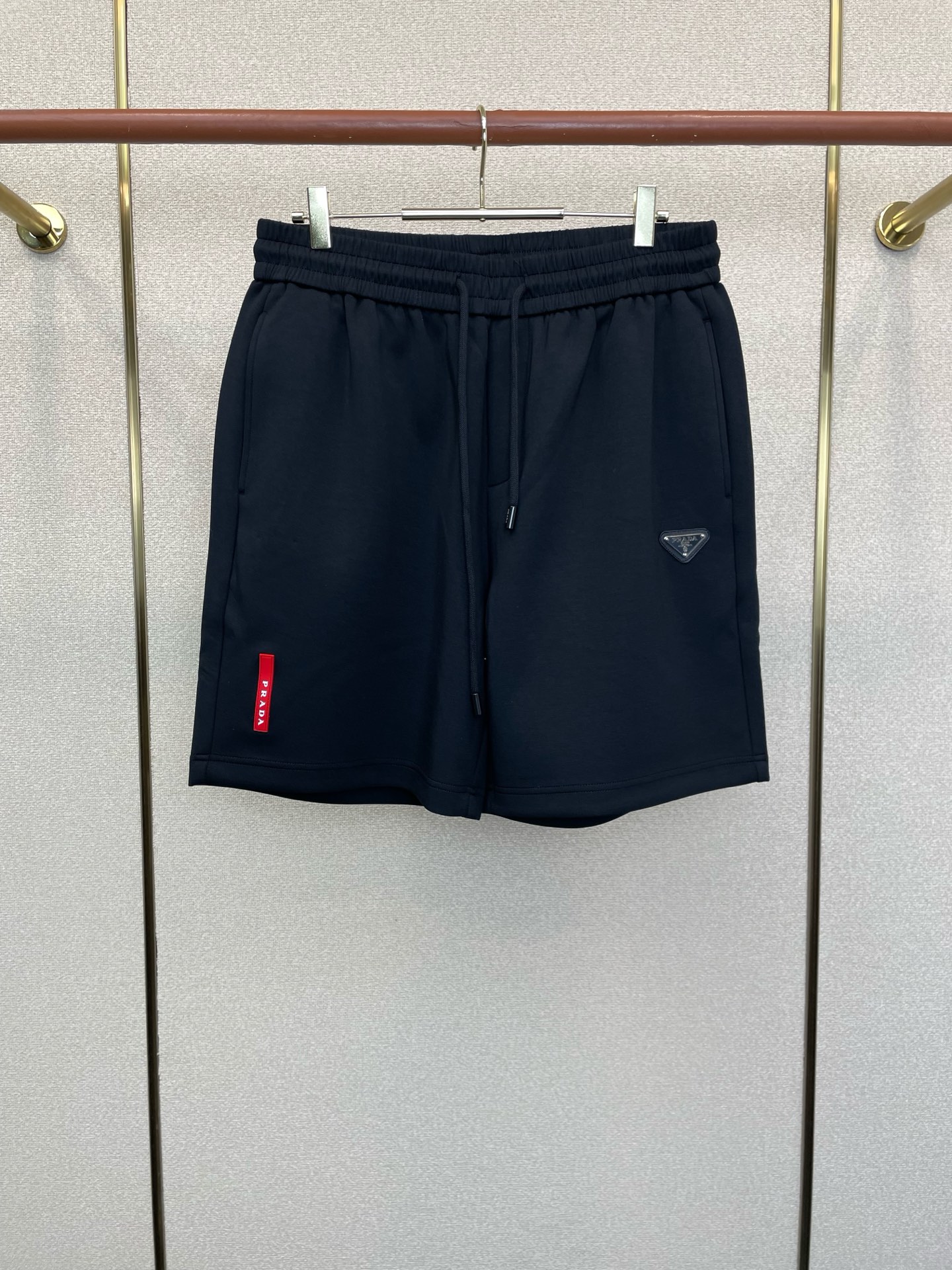 NO:914676,.Prada exclusively offers high-end versions of new casual pants and shorts!  Custom-made fabrics at the counter are highly breathable and comfortable, with impeccable details and brand element design concepts, reflecting high quality. It feels delicate and soft!  It presents a casual cut and the upper body shape is awesome!  Size: S-2XL,,prada,prada,shorts,19860909.Prada普拉达独家专供新款 休闲裤短裤高端版本！专柜定制面料 透气舒适度高,细节无可挑剔,品牌元素设计理念,体现高品质.手感细腻柔软！呈现休闲裁剪,上身版型超赞！码数: S-2XL,,prada,prada,shorts,,Men's clothing