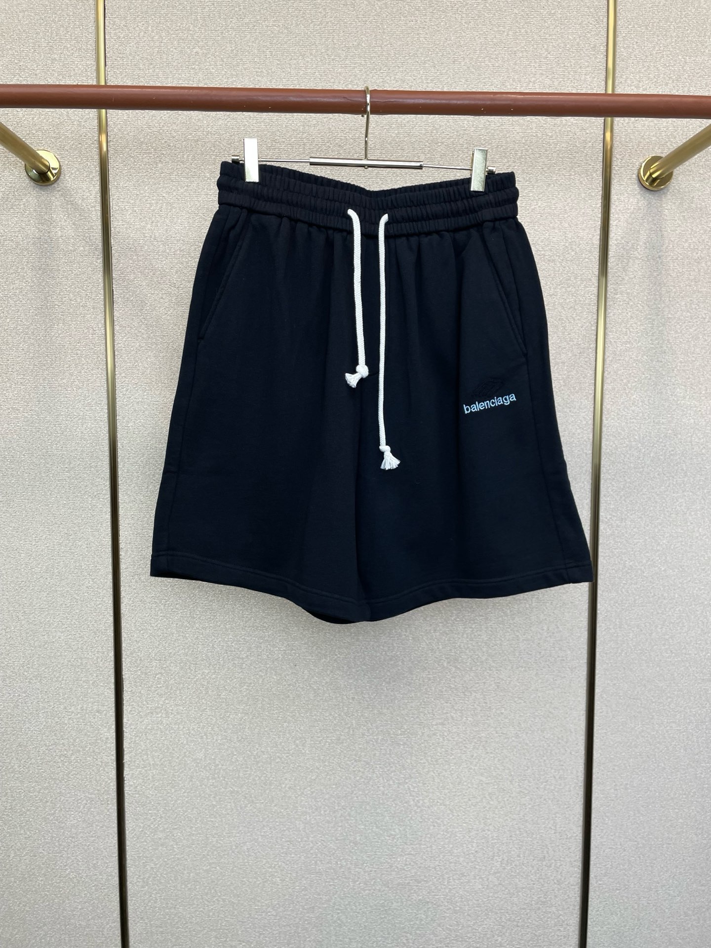 NO:919081,.Balenciaga’s new high-end version of casual pants and shorts is a must-have product!  Custom-made fabrics at the counter are highly breathable and comfortable, with impeccable details and brand element design concepts, reflecting high quality. It feels delicate and soft!  It presents a casual cut and the upper body shape is awesome!  Size: S-2XL,,balenciaga,balenciaga,shorts,19860909.Balenciaga巴黎世家砸锅卖铁都要上的新款新款 休闲裤短裤高端版本！专柜定制面料 透气舒适度高,细节无可挑剔,品牌元素设计理念,体现高品质.手感细腻柔软！呈现休闲裁剪,上身版型超赞！码数: S-2XL,,balenciaga,balenciaga,shorts,,Men's clothing
