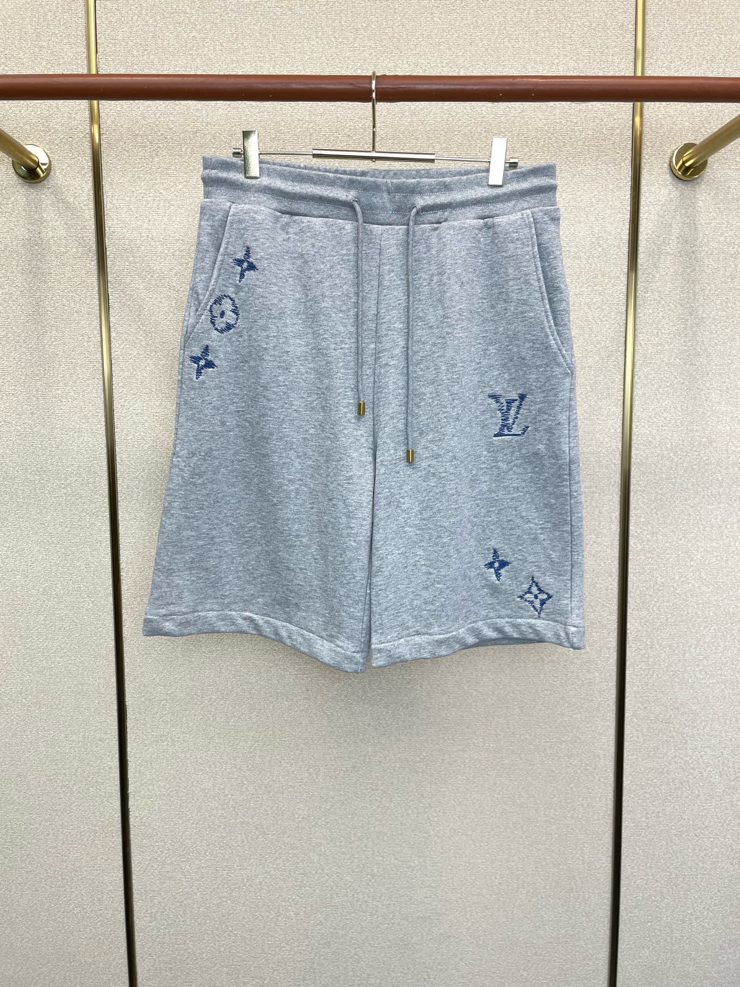 NO:919064,.Louis Vuitton’s new casual shorts are the high-end version of Louis Vuitton.  Custom-made fabrics at the counter are highly breathable and comfortable, with impeccable details and brand element design concepts, reflecting high quality. It feels delicate and soft!  It presents a casual cut and the upper body shape is awesome!  Size:S-XL,,louis vuitton,louis vuitton,shorts,19860909.Louis Vuitton路易威登砸锅卖铁都要上的新款新款 休闲短裤 高端版本！专柜定制面料 透气舒适度高,细节无可挑剔,品牌元素设计理念,体现高品质.手感细腻柔软！呈现休闲裁剪,上身版型超赞！码数:S-XL,,louis vuitton,louis vuitton,shorts,,Men's clothing