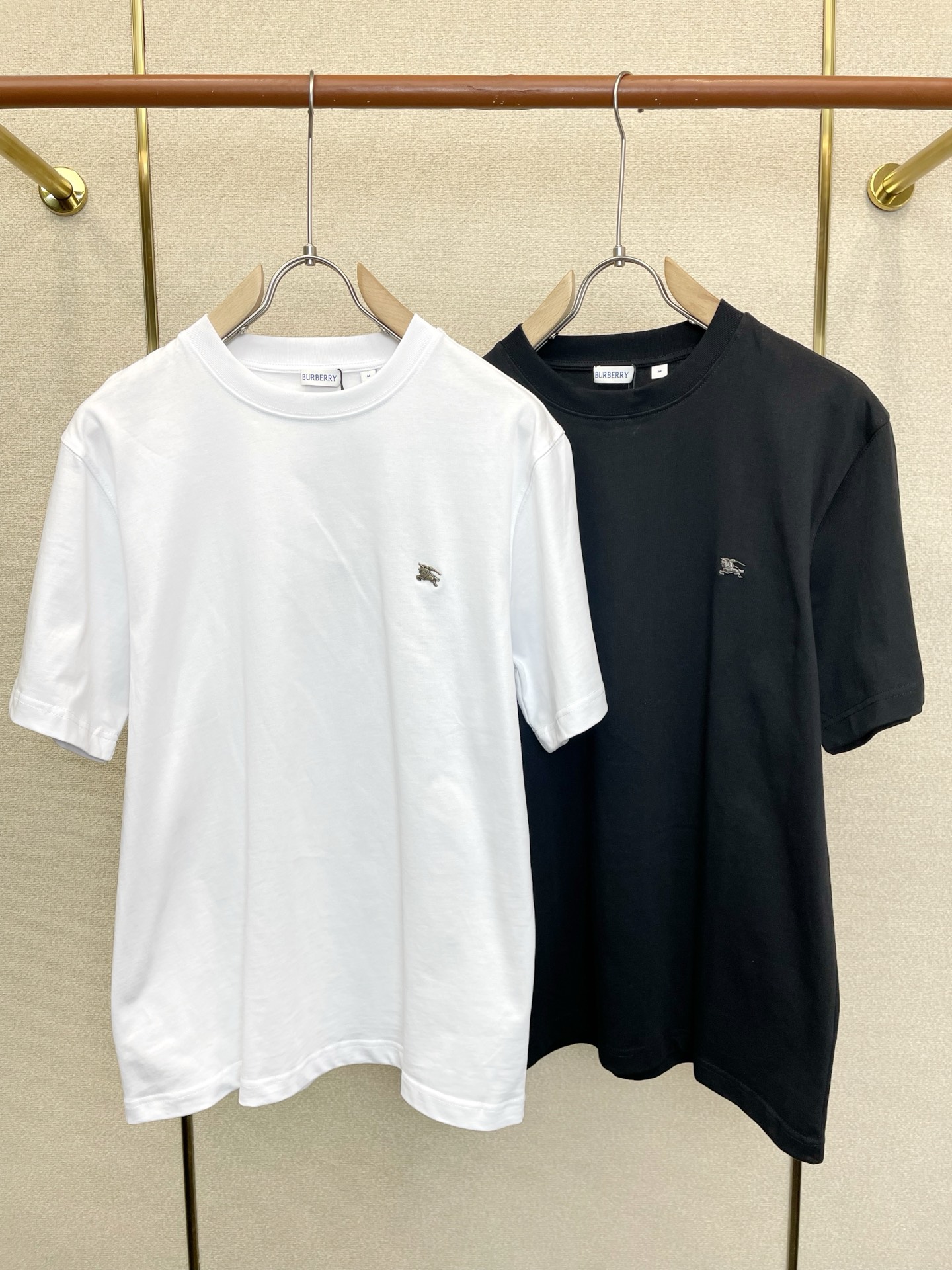 NO:919105,.Burberry's new and popular men's casual short-sleeved original singles. High-end customization. High-end version. Fashionable and versatile imported fabrics. Super soft and delicate feel. Skin-friendly and comfortable to wear. High-end boutique. The upper body is finely made by the factory. It is a must-have item for men. Three complete standards. Size S-XL,, burberry, burberry, T-shirt,19860909.Burberry巴宝莉砸锅卖铁都要上的新款新款原单男士休闲短袖 高端定制 高端版本 时尚百搭爆款进口面料 手感超柔软细腻 穿着亲肤舒适 高端精品 代工厂精细做上身非常赞 男士必备单品 三标齐全 码数S-XL,,burberry,burberry,T-shirt,,Men's clothing